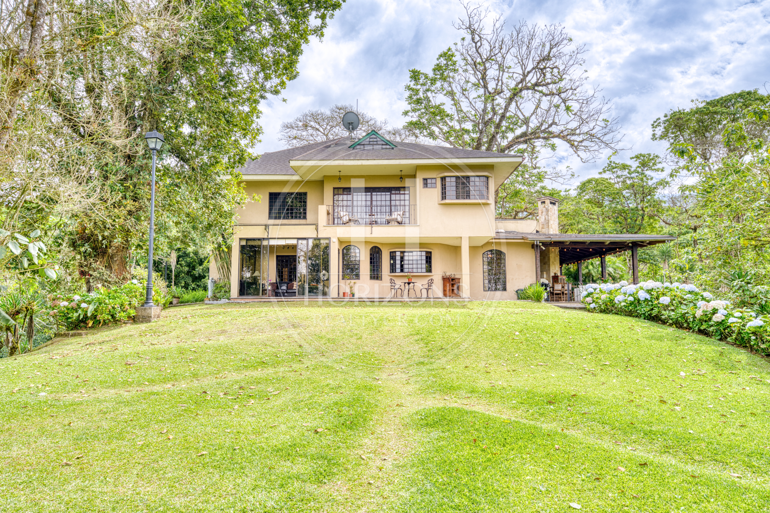 Casa de Lujo en Venta en Mata de Plátano Goicoechea con 9,258 m² de Terreno y Vistas al Valle Central noj1274jp
