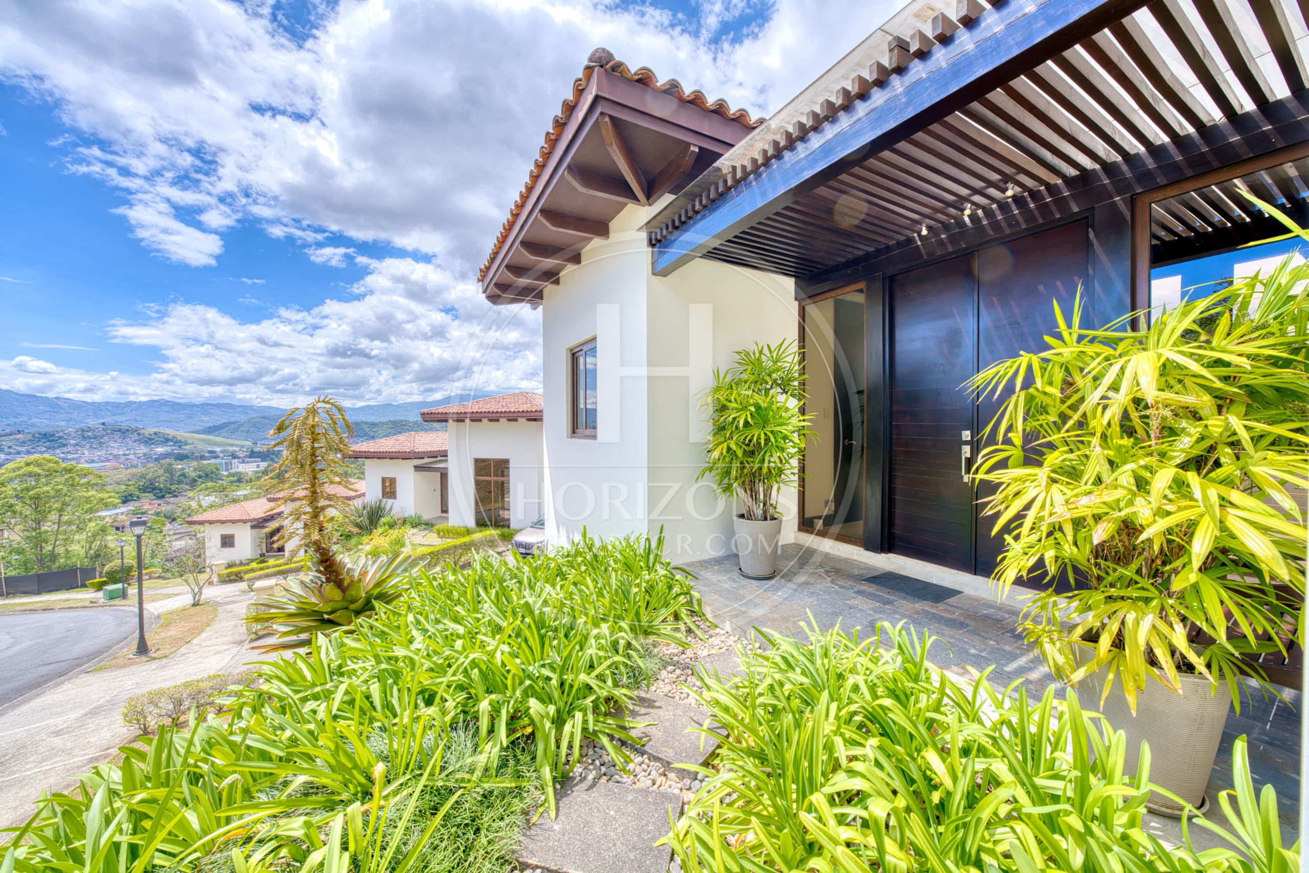 Se Vende Casa de Lujo en Condominio Hacienda Gregal 4 Habitaciones 1,800 m² de Terreno noj1273or