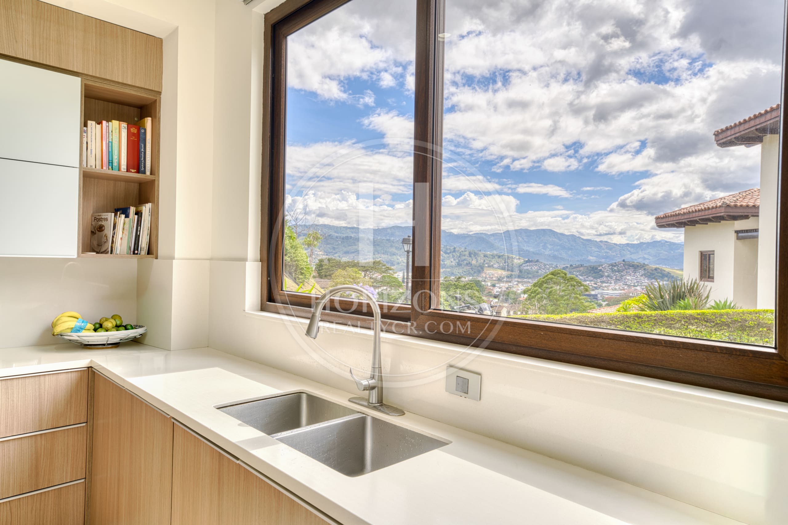 Se Vende Casa de Lujo en Condominio Hacienda Gregal 4 Habitaciones 1,800 m² de Terreno noj1273or