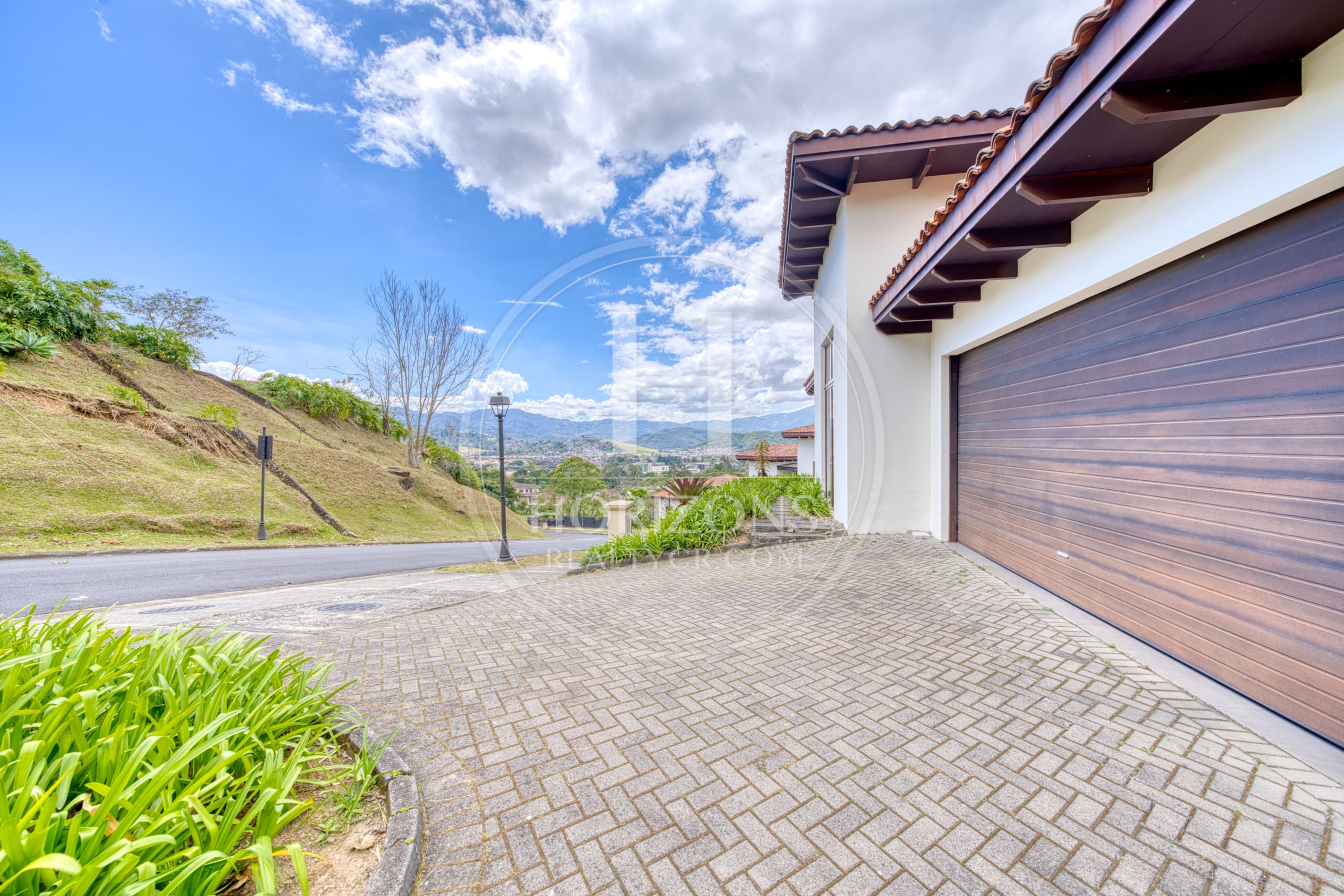 Se Vende Casa de Lujo en Condominio Hacienda Gregal 4 Habitaciones 1,800 m² de Terreno noj1273or