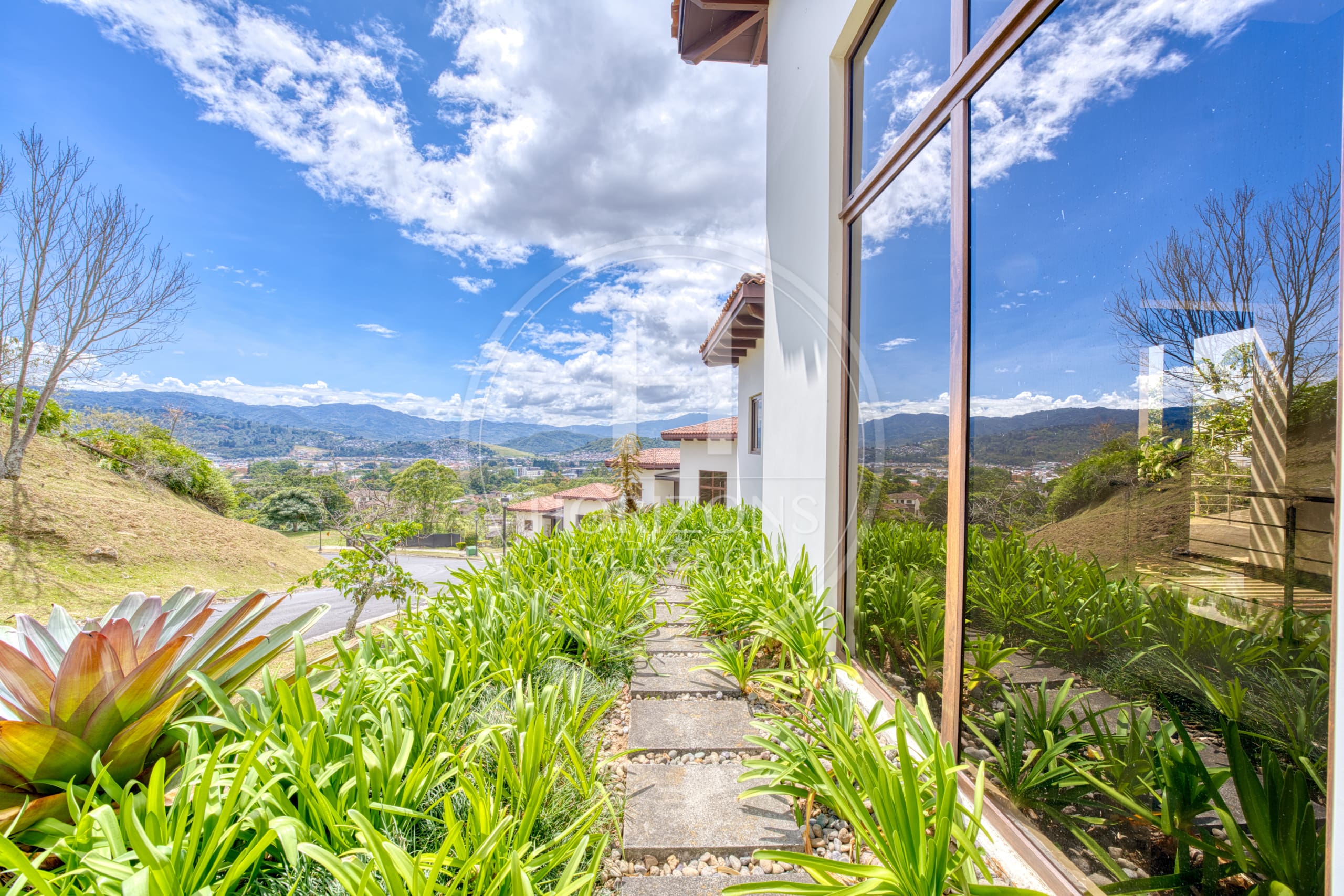 Se Vende Casa de Lujo en Condominio Hacienda Gregal 4 Habitaciones 1,800 m² de Terreno noj1273or