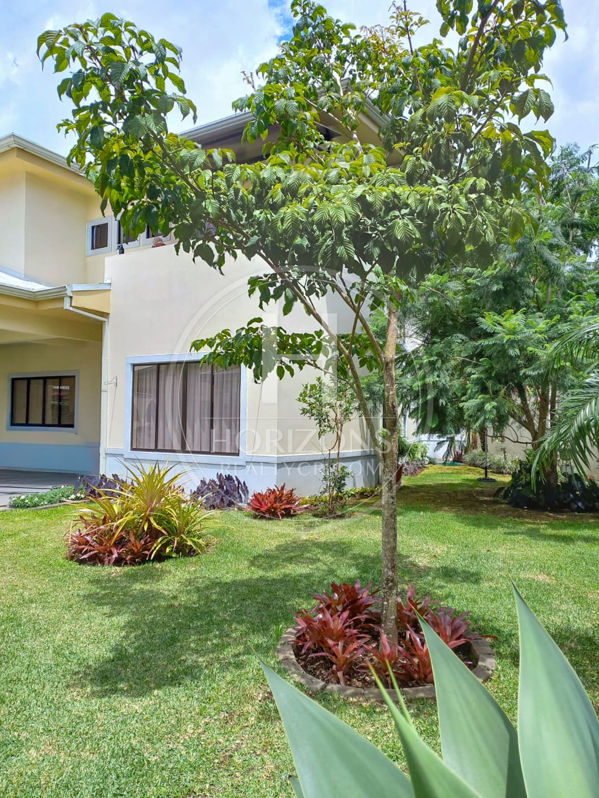 Se Vende Casa Con Jardín en Residencial Altamonte Curridabat 4 Habitaciones noj1270sb