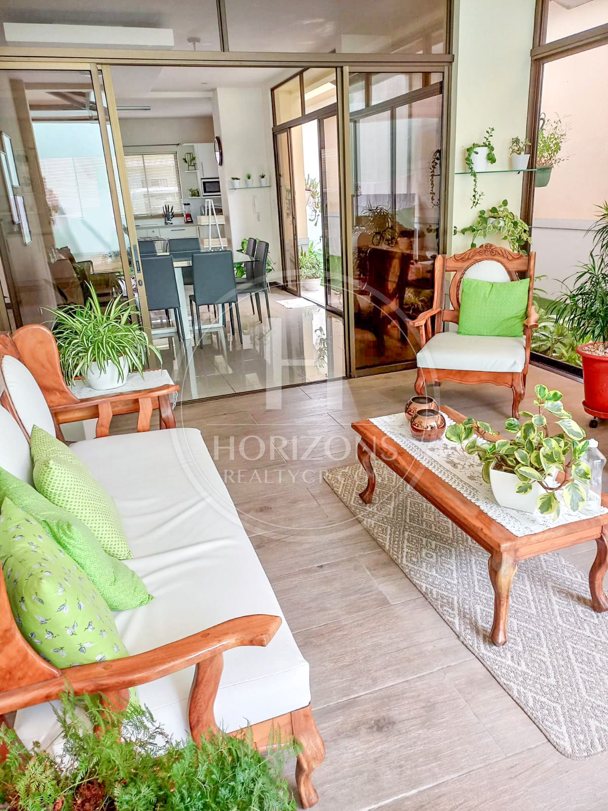 Se Vende Casa Con Jardín en Residencial Altamonte Curridabat 4 Habitaciones noj1270sb