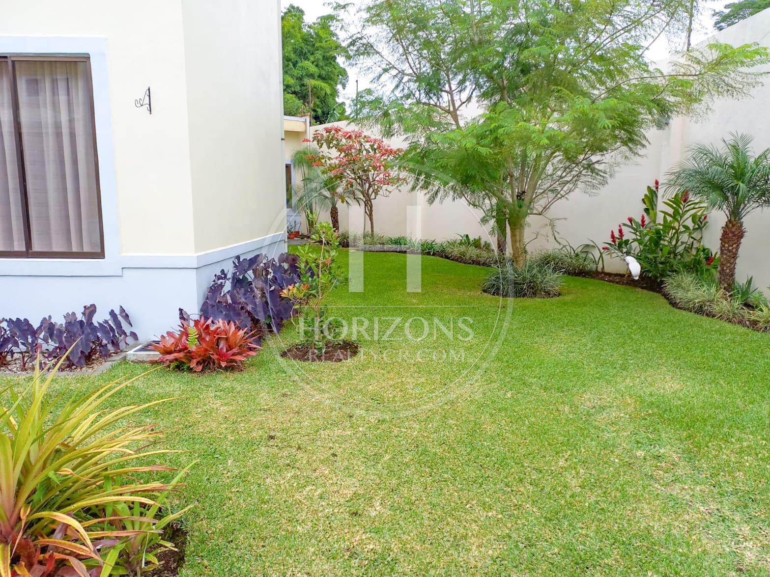 Se Vende Casa Con Jardín en Residencial Altamonte Curridabat 4 Habitaciones noj1270sb