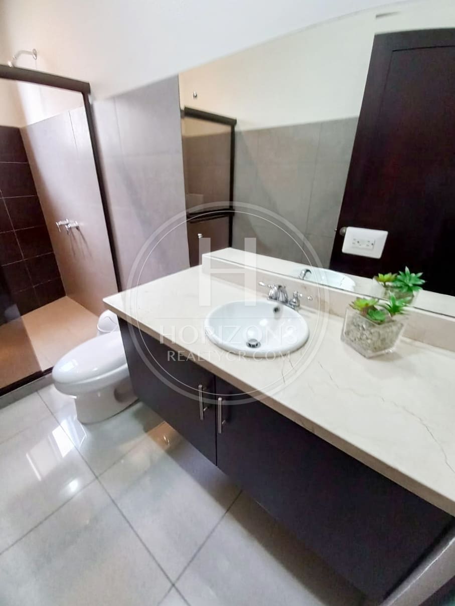 Se Vende Casa Con Jardín en Residencial Altamonte Curridabat 4 Habitaciones noj1270sb