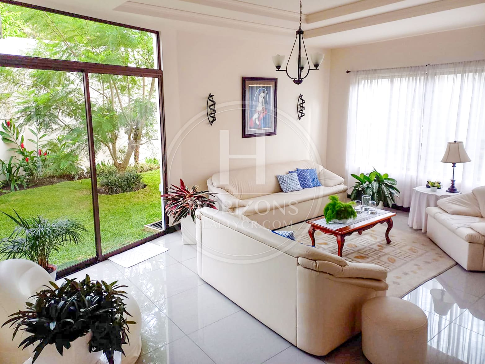 Se Vende Casa Con Jardín en Residencial Altamonte Curridabat 4 Habitaciones noj1270sb