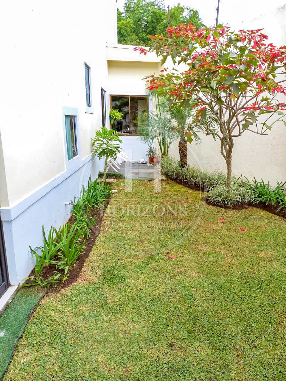 Se Vende Casa Con Jardín en Residencial Altamonte Curridabat 4 Habitaciones noj1270sb