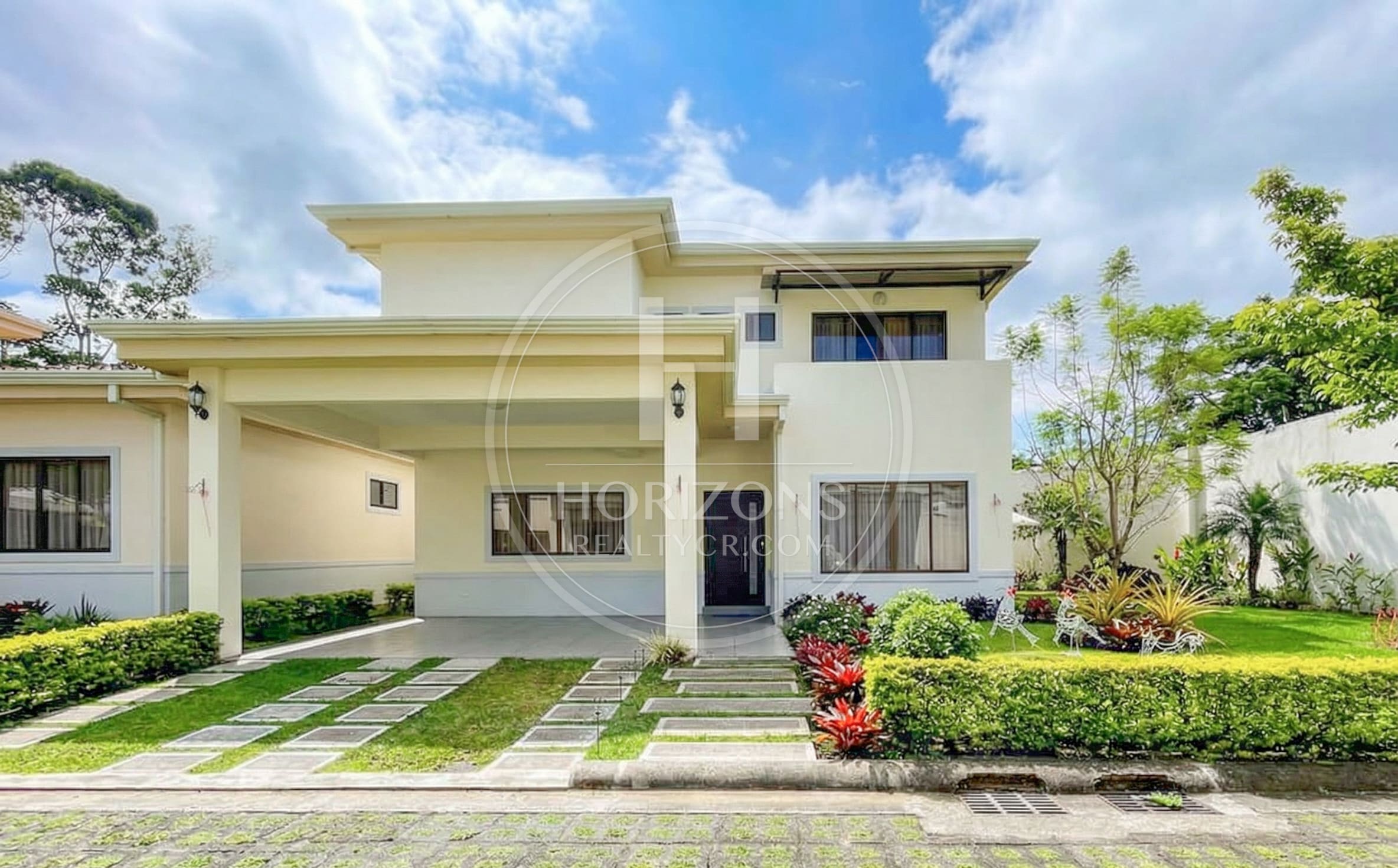 Se Vende Casa Con Jardín En Residencial Altamonte Curridabat 4 Habitaciones Noj1270Sb
