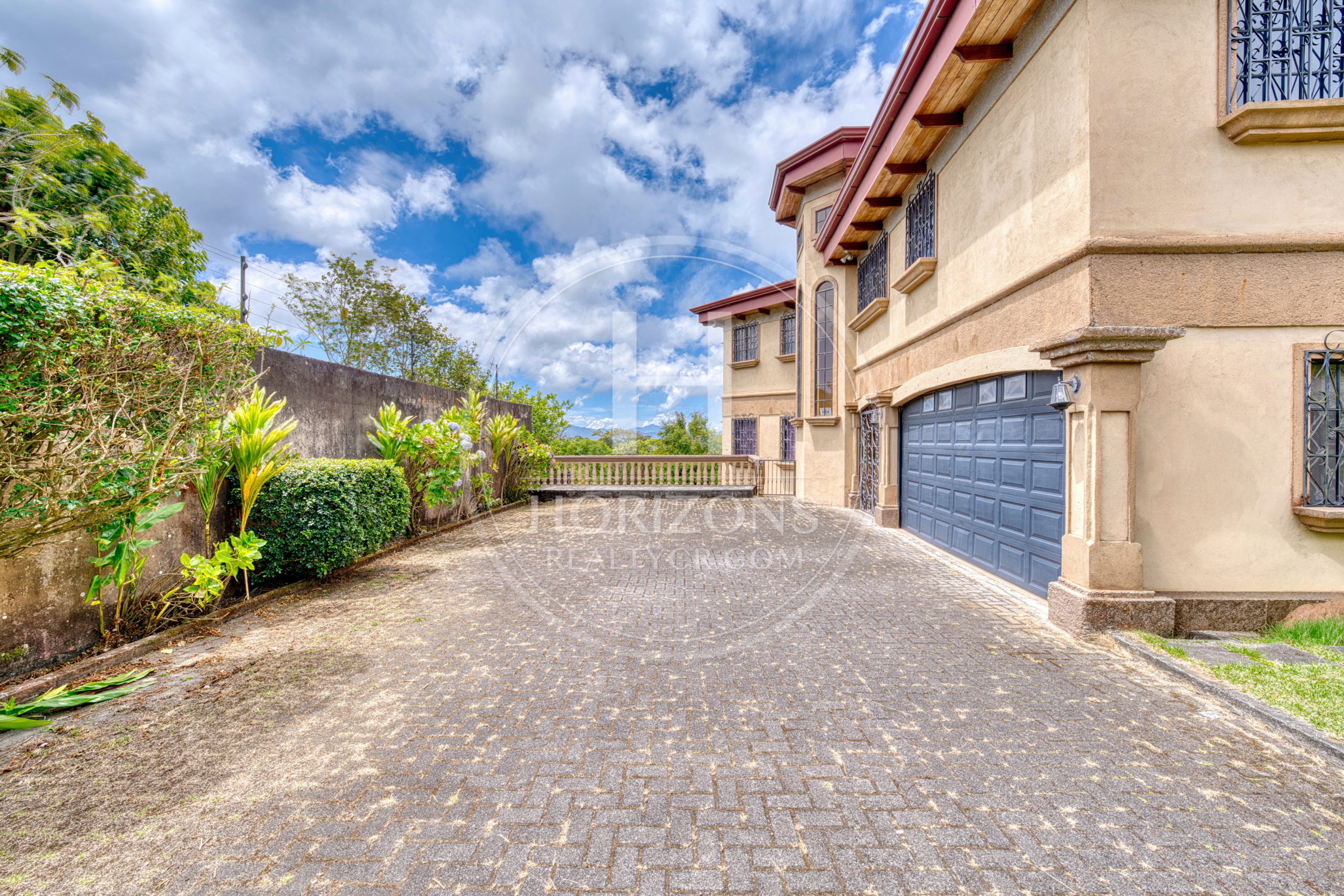 Casa en Venta en Residencial Los Alpes Coronado con Jardín Amplio 697 m² de Terreno y 4 Habitaciones noj1268jb