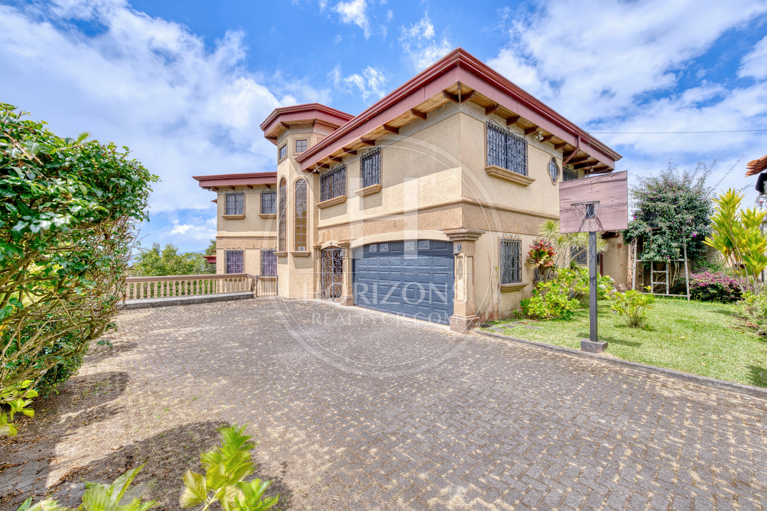Casa en Venta en Residencial Los Alpes Coronado con Jardín Amplio 697 m² de Terreno y 4 Habitaciones noj1268jb