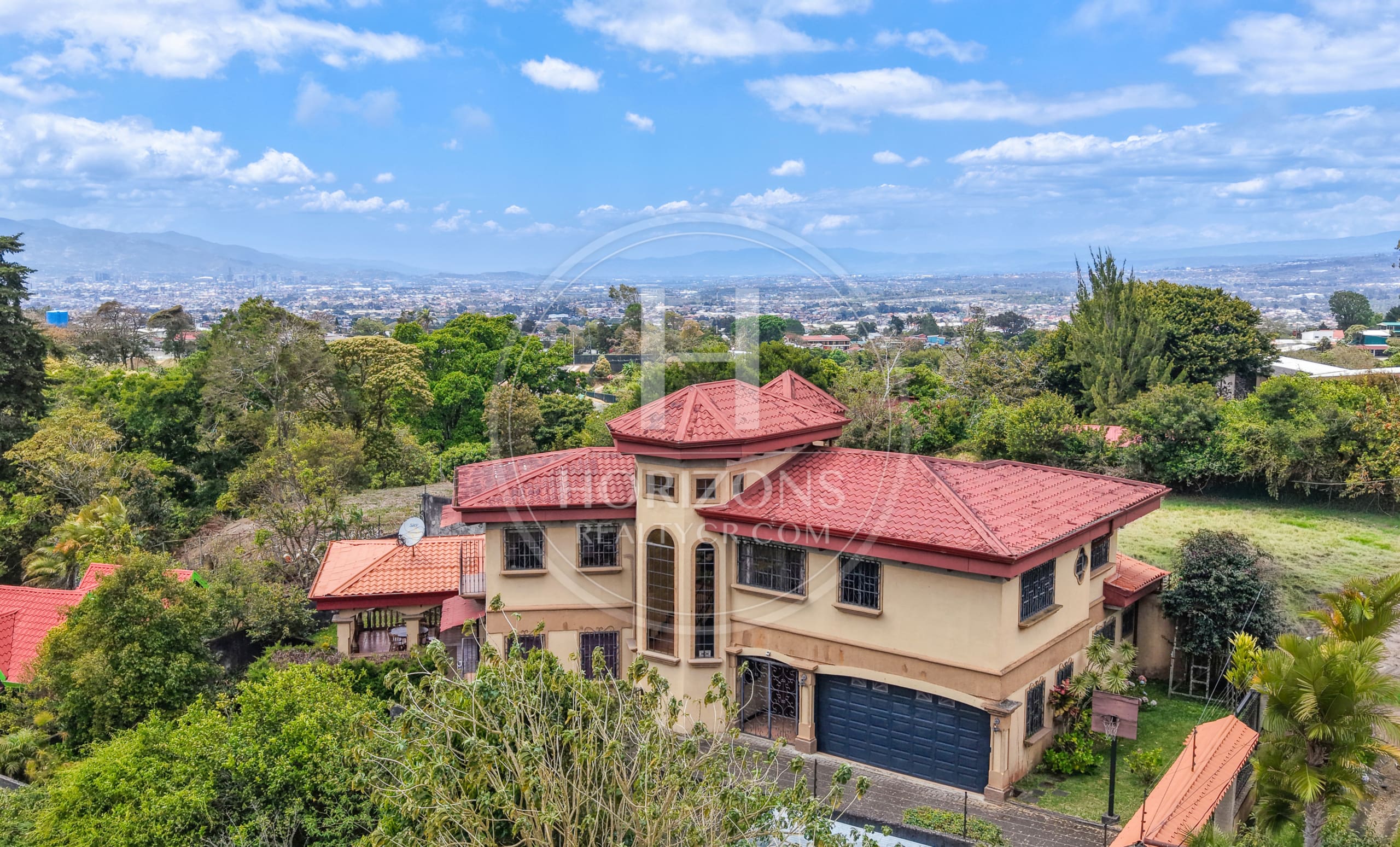 Casa en Venta en Residencial Los Alpes Coronado con Jardín Amplio 697 m² de Terreno y 4 Habitaciones noj1268jb