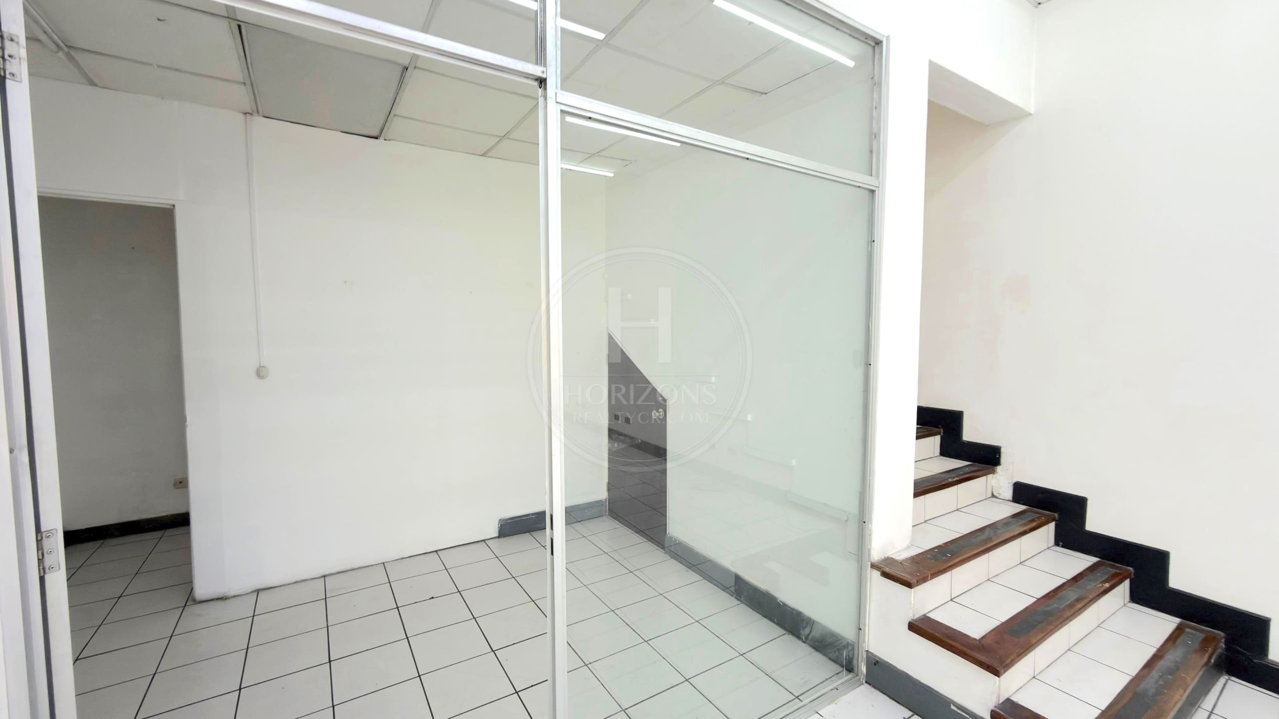 Se Alquila Local Comercial en Paseo Colón con Oficinas NJA1278JB