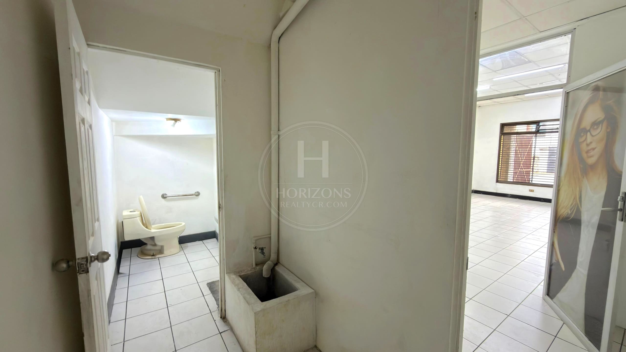 Se Alquila Local Comercial en Paseo Colón con Oficinas NJA1278JB