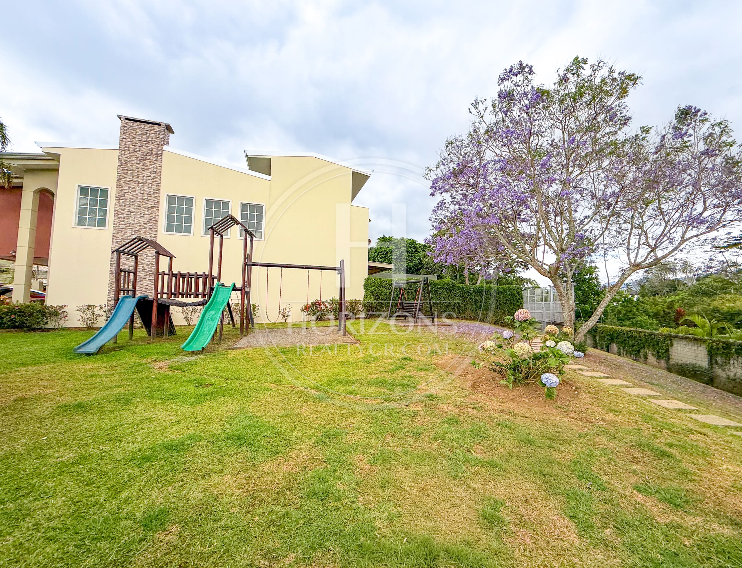 Se Vende Casa en Condominio Lomas de Granadilla Curridabat 4 Habitaciones y Terraza noj1271jb