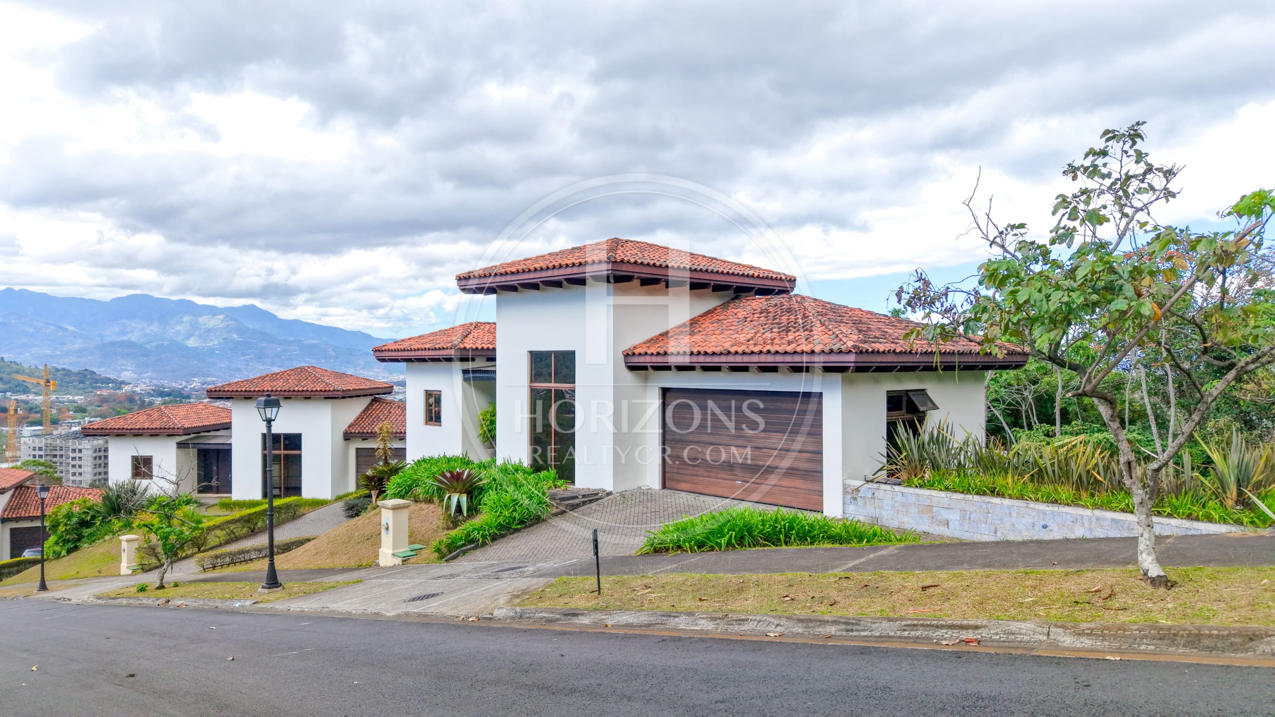 Se Vende Casa de Lujo en Condominio Hacienda Gregal 4 Habitaciones 1,800 m² de Terreno noj1273or