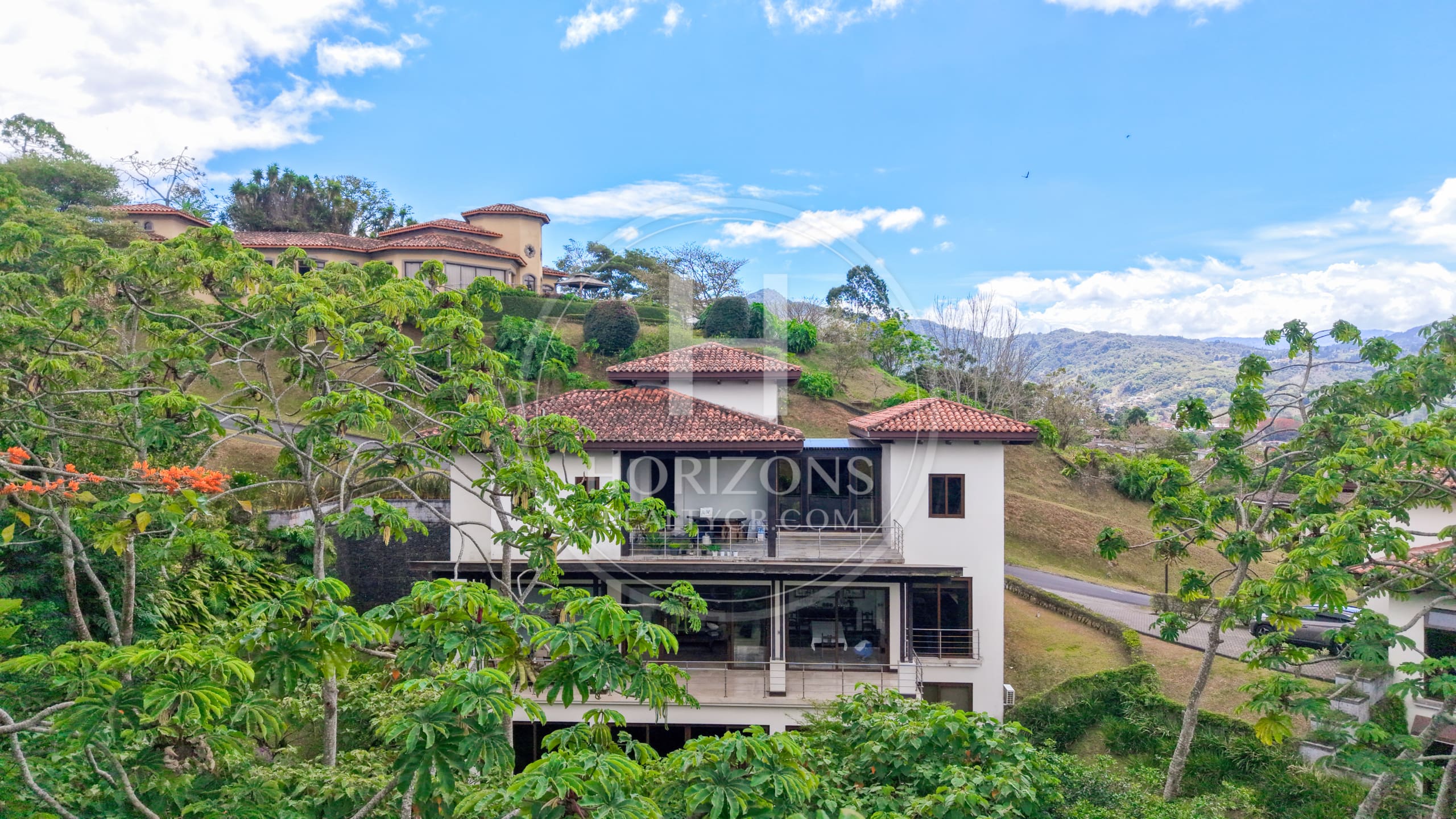 Se Vende Casa de Lujo en Condominio Hacienda Gregal 4 Habitaciones 1,800 m² de Terreno noj1273or