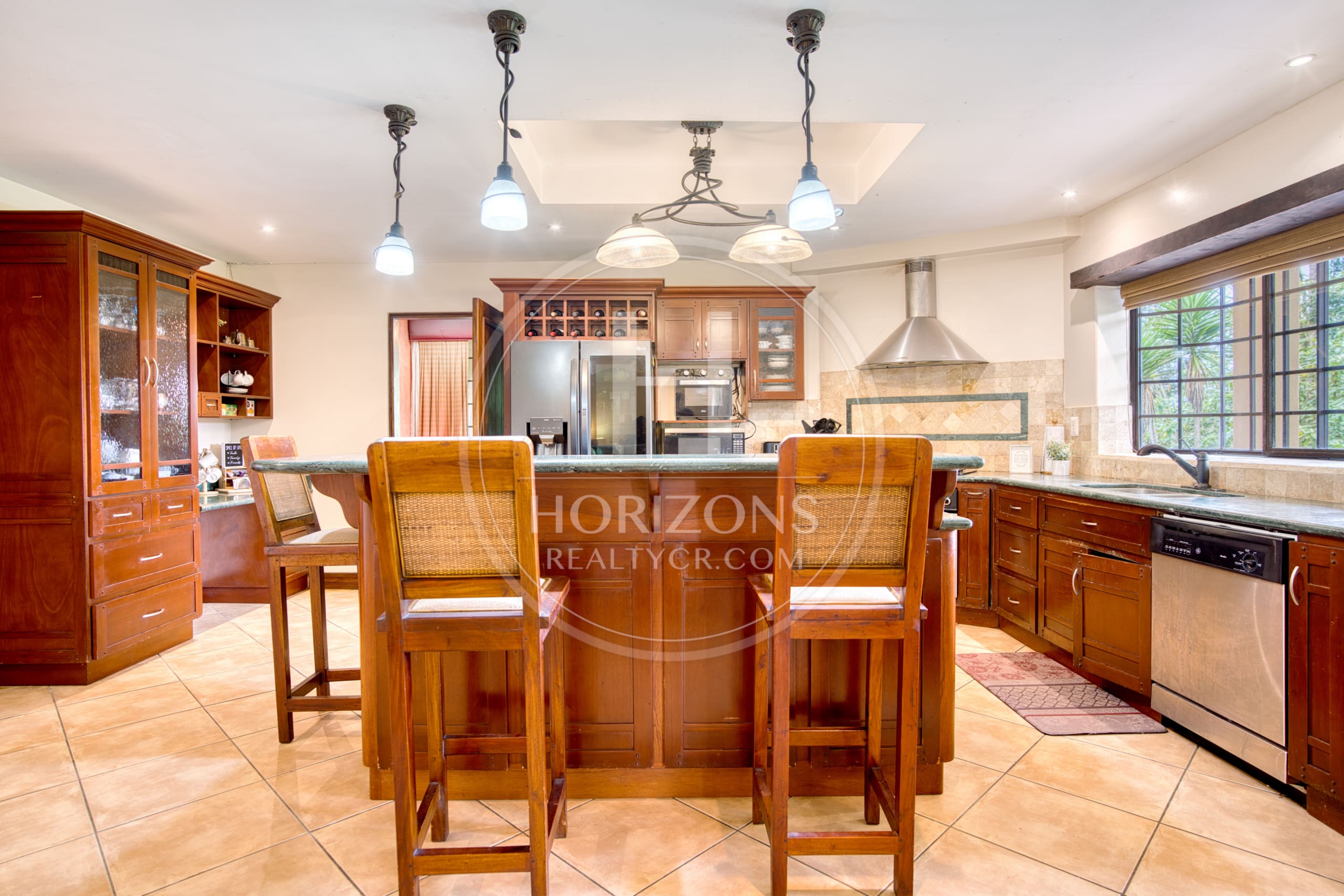 Casa de Lujo en Venta en Mata de Plátano Goicoechea con 9,258 m² de Terreno y Vistas al Valle Central noj1274jp