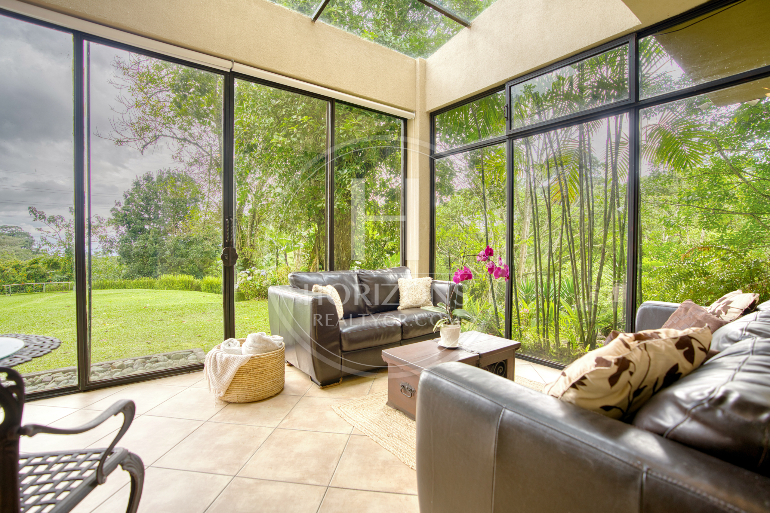 Casa de Lujo en Venta en Mata de Plátano Goicoechea con 9,258 m² de Terreno y Vistas al Valle Central noj1274jp