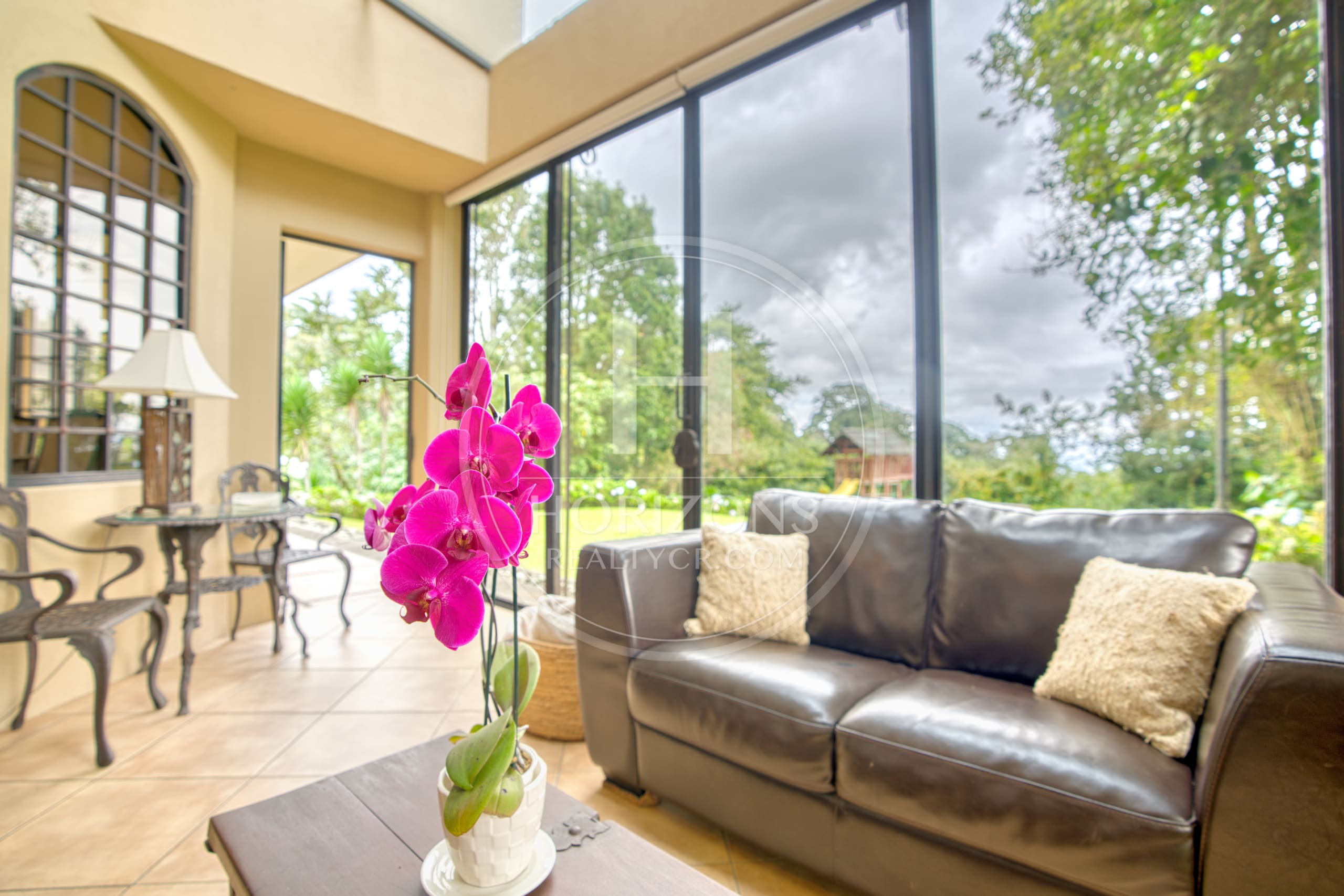 Casa de Lujo en Venta en Mata de Plátano Goicoechea con 9,258 m² de Terreno y Vistas al Valle Central noj1274jp