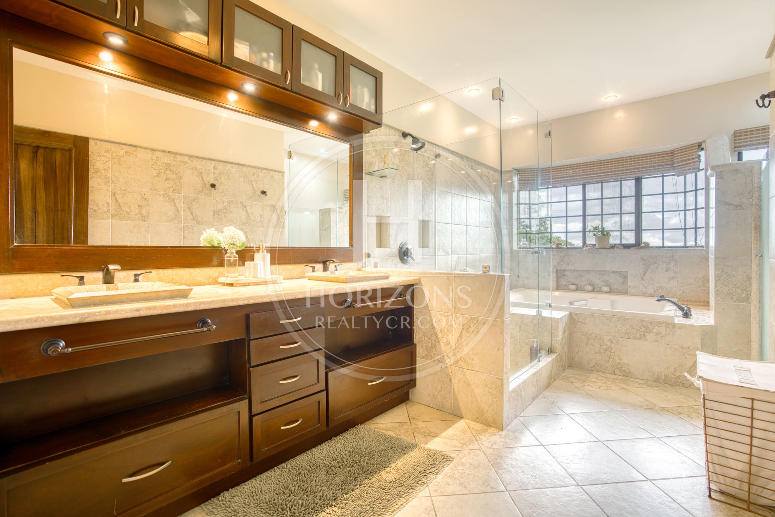Casa de Lujo en Venta en Mata de Plátano Goicoechea con 9,258 m² de Terreno y Vistas al Valle Central noj1274jp