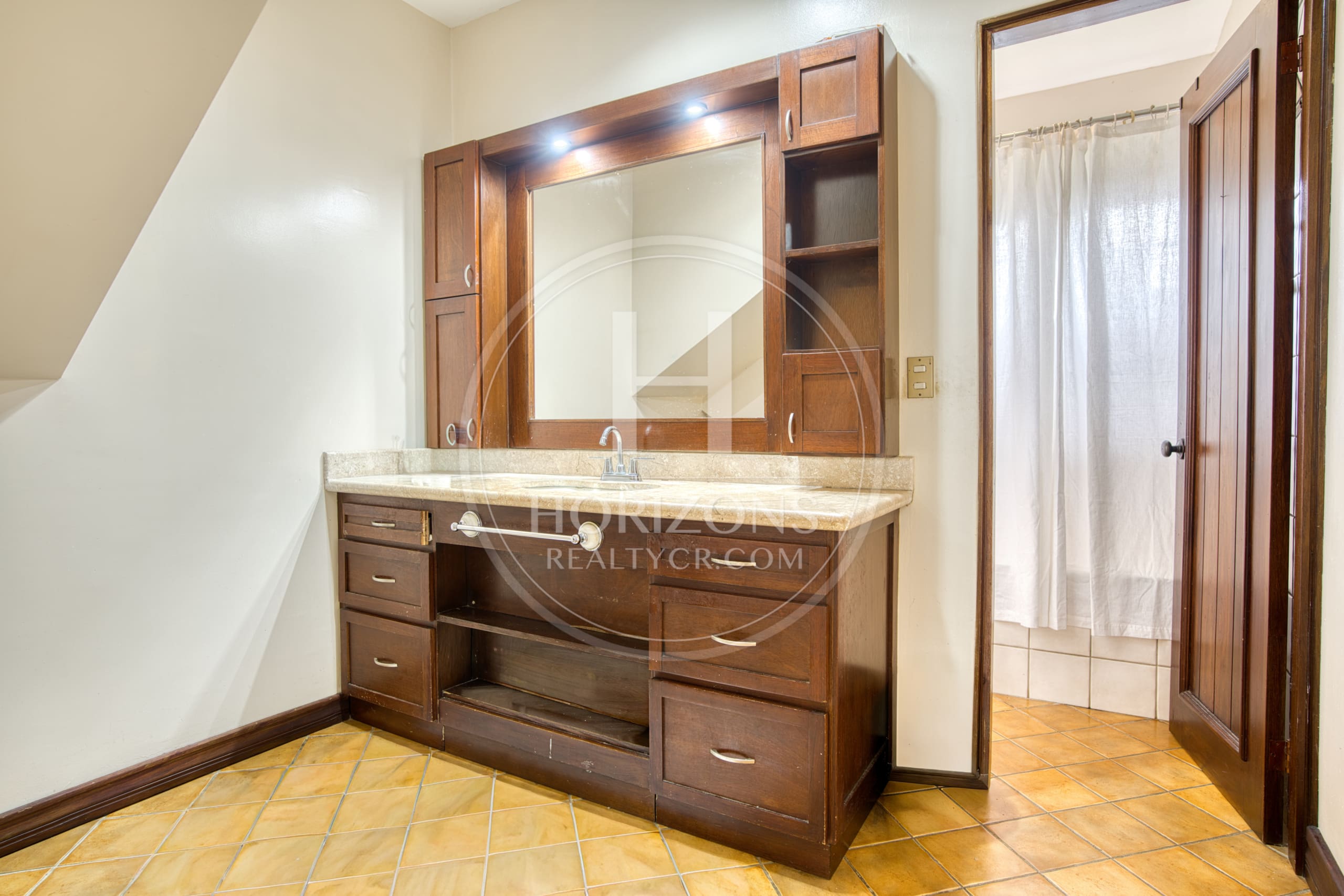 Casa de Lujo en Venta en Mata de Plátano Goicoechea con 9,258 m² de Terreno y Vistas al Valle Central noj1274jp