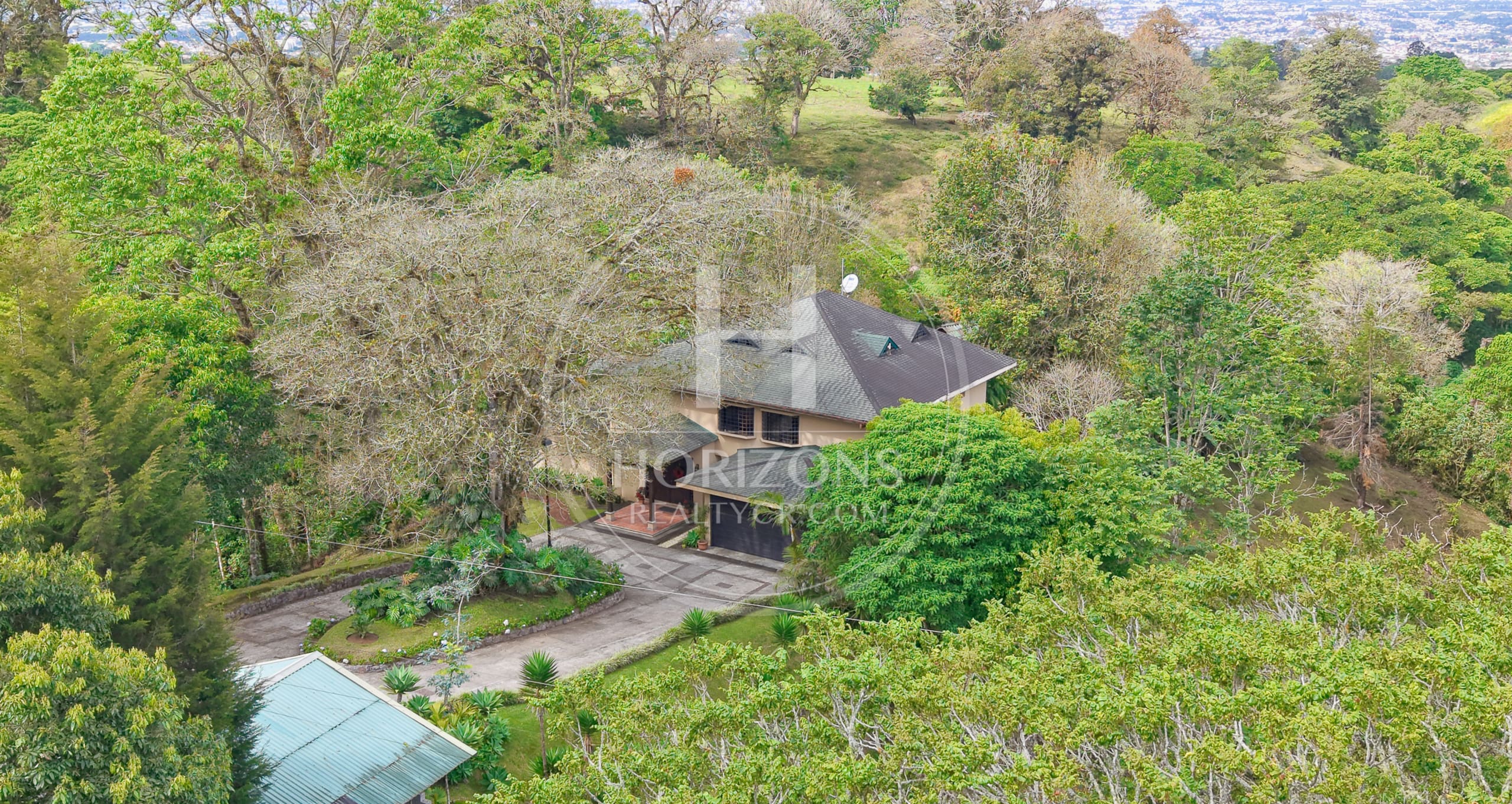Casa de Lujo en Venta en Mata de Plátano Goicoechea con 9,258 m² de Terreno y Vistas al Valle Central noj1274jp