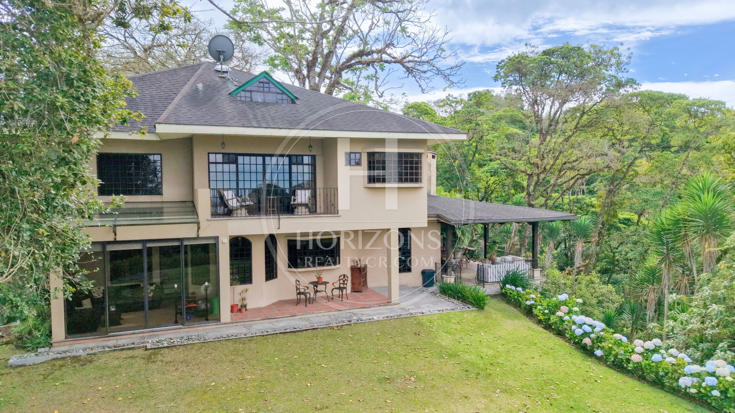 Casa de Lujo en Venta en Mata de Plátano Goicoechea con 9,258 m² de Terreno y Vistas al Valle Central noj1274jp