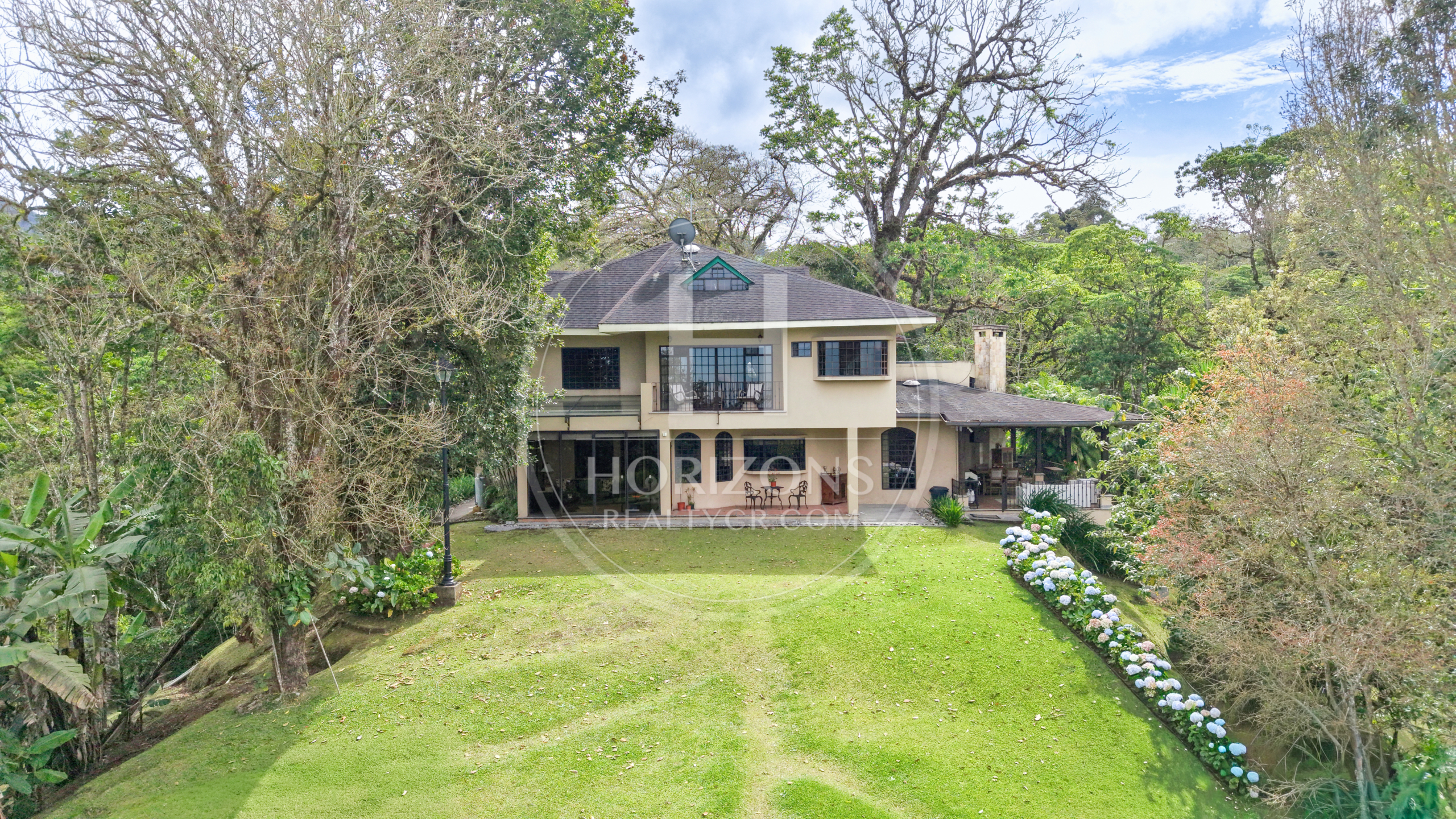 Casa de Lujo en Venta en Mata de Plátano Goicoechea con 9,258 m² de Terreno y Vistas al Valle Central noj1274jp