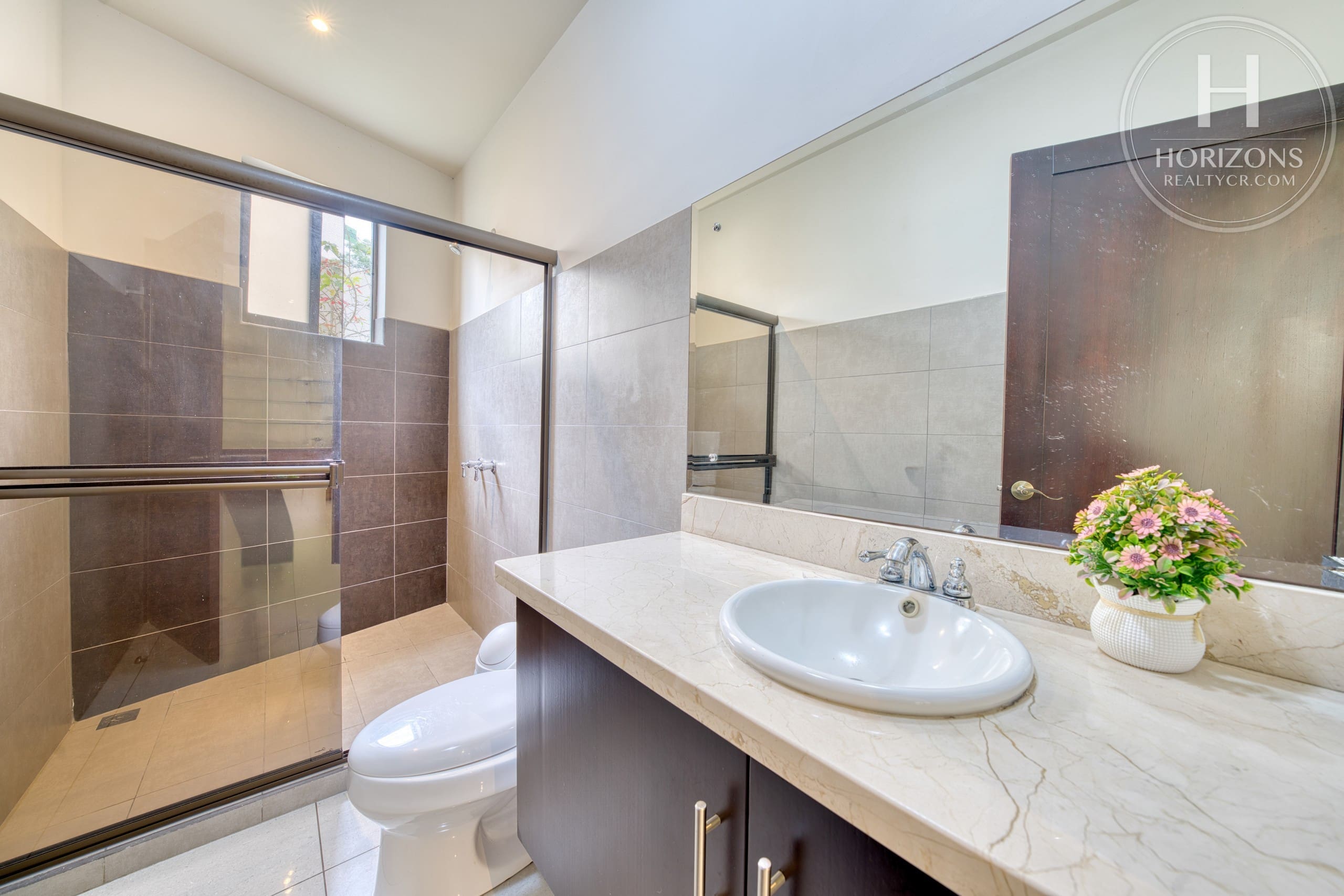 Casa con jardín en Residencial Altamonte Curridabat - baño 1