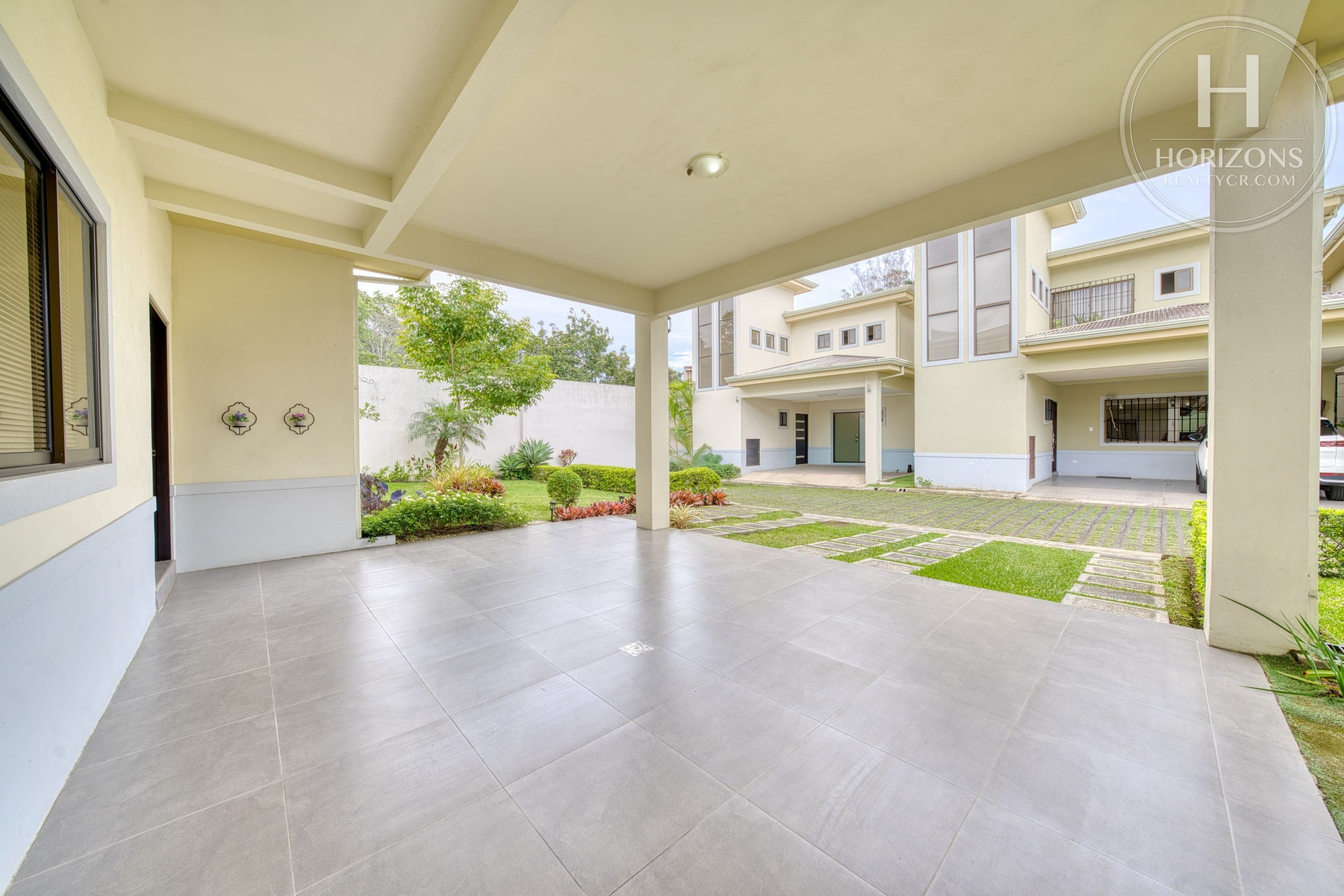 Casa con jardín en Residencial Altamonte Curridabat - cochera techada 1