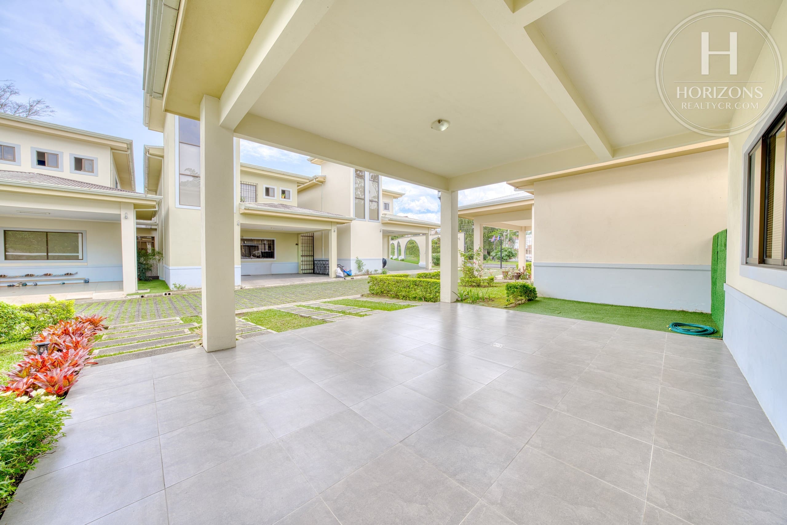 Casa con jardín en Residencial Altamonte Curridabat - cochera techada 2
