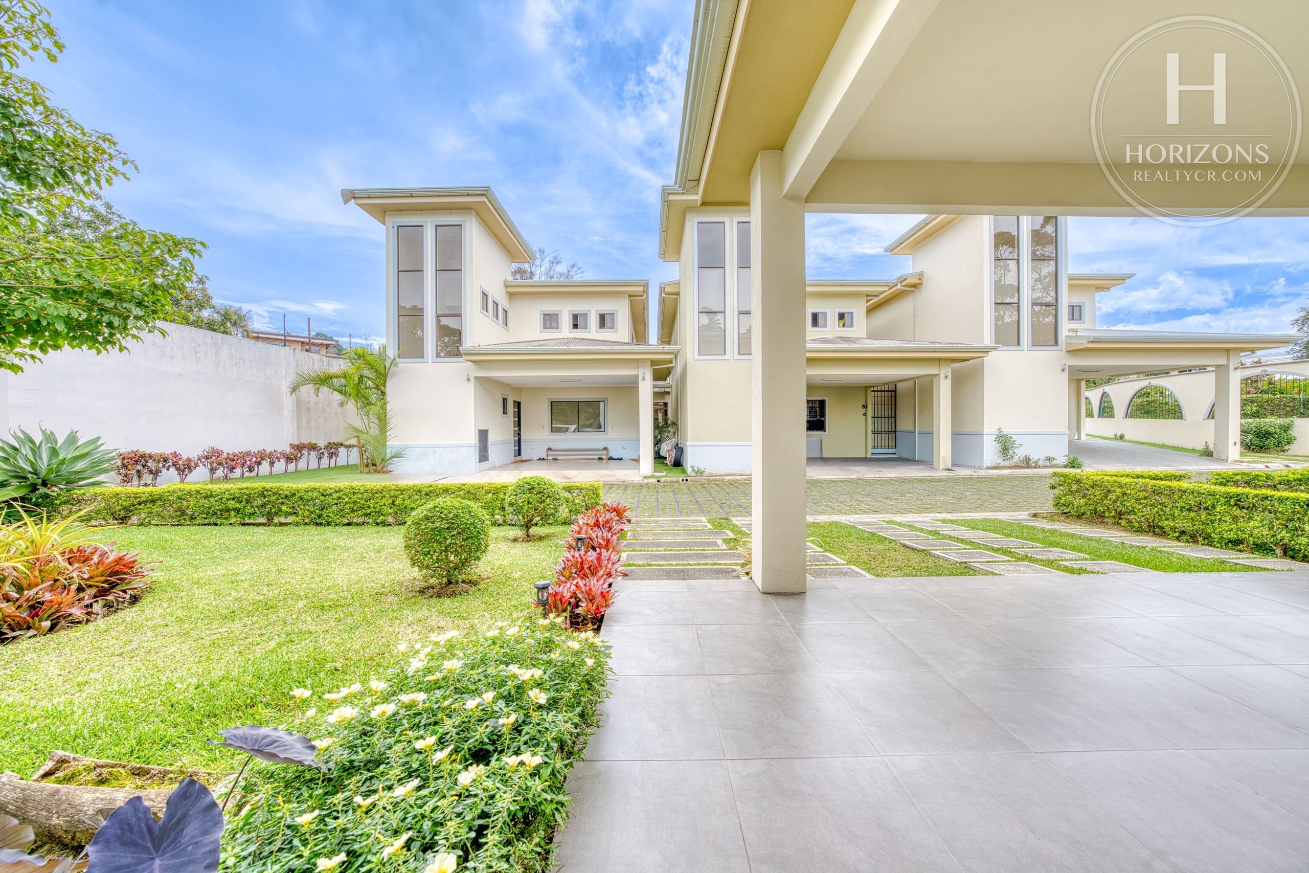 Casa con jardín en Residencial Altamonte Curridabat - cochera techada con salida al jardín