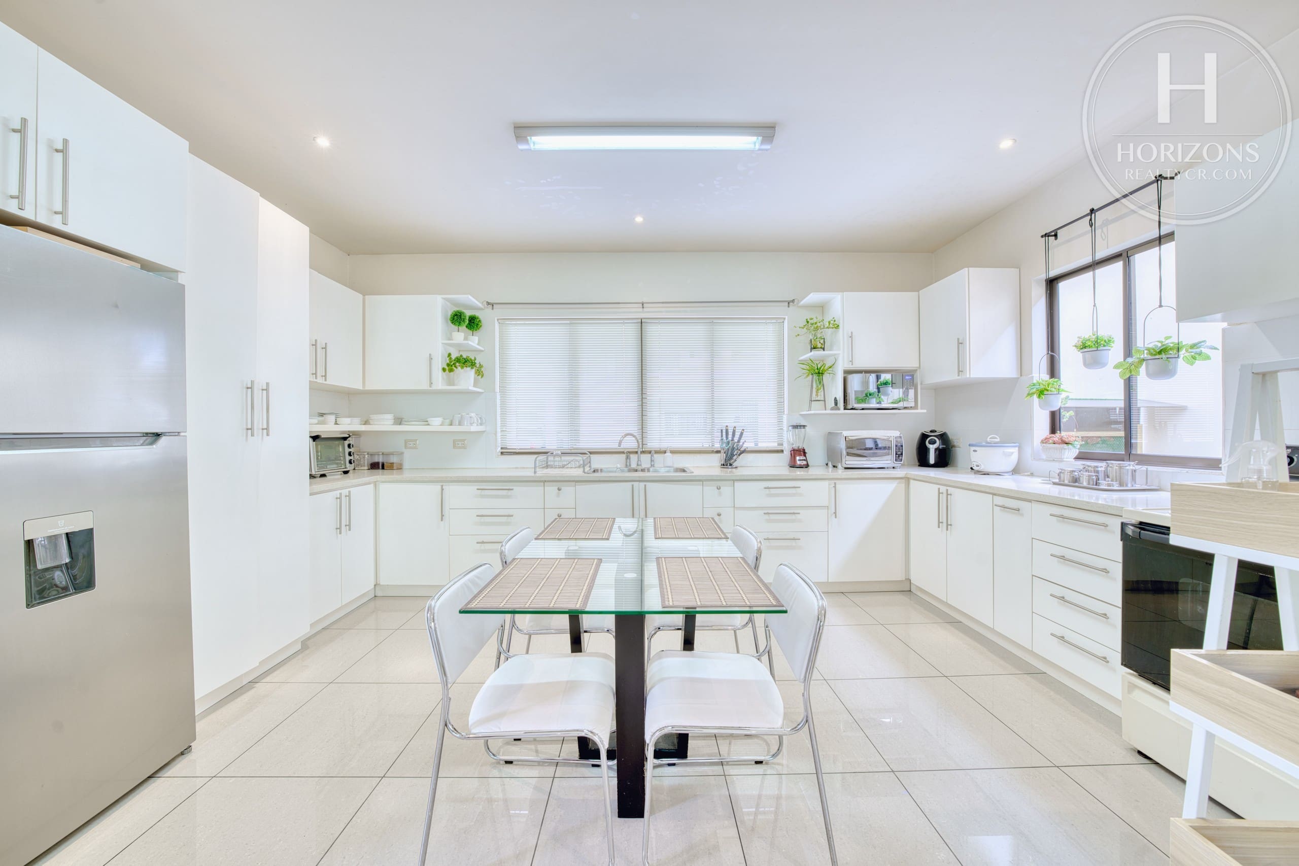 Casa con jardín en Residencial Altamonte Curridabat - cocina con desayunador 1