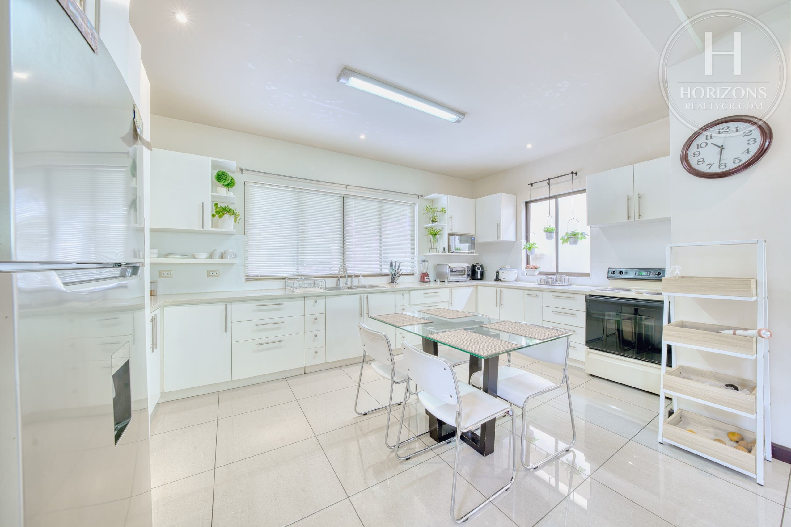Casa con jardín en Residencial Altamonte Curridabat - cocina con desayunador 2
