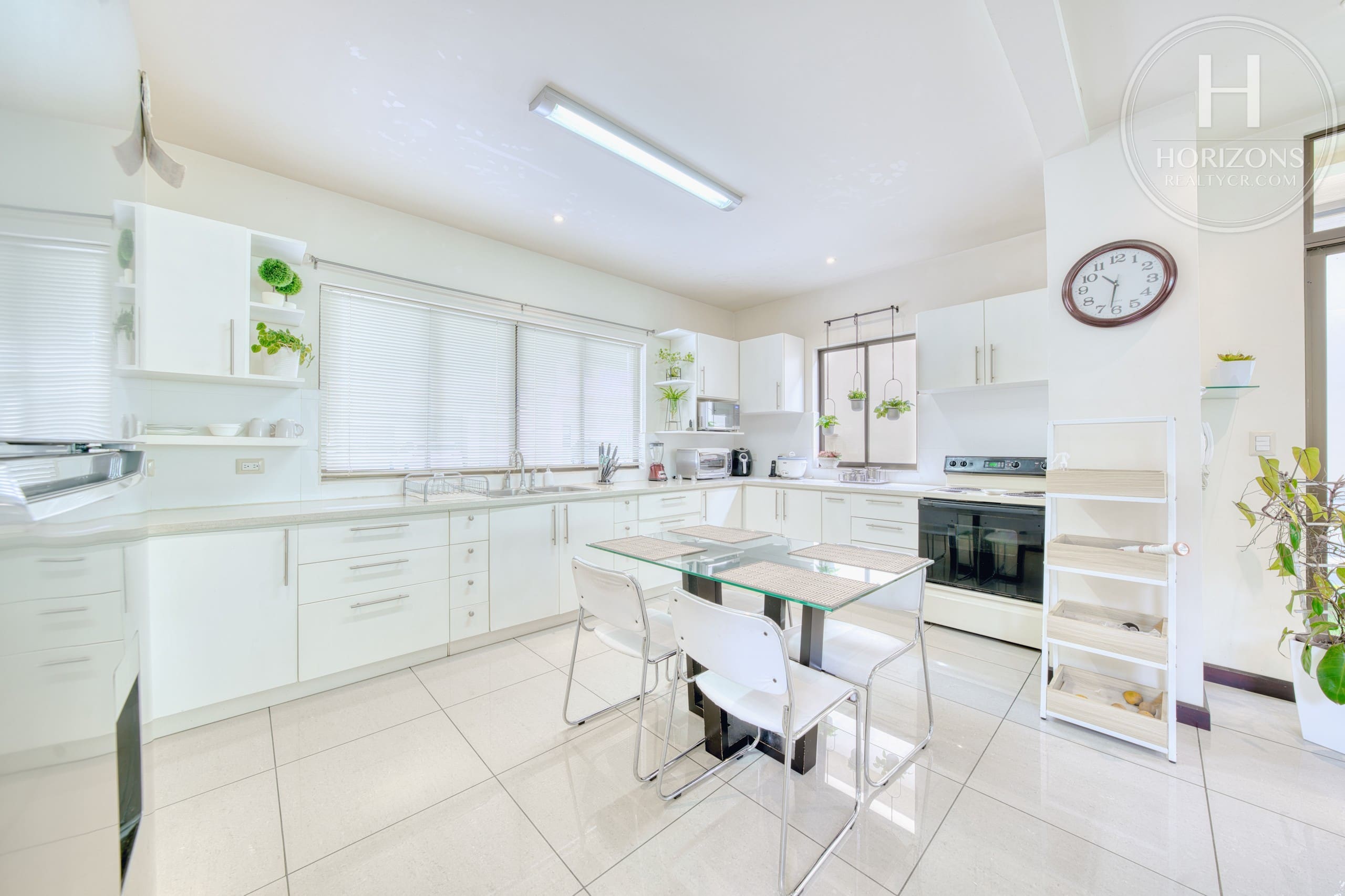 Casa con jardín en Residencial Altamonte Curridabat - cocina con desayunador 3
