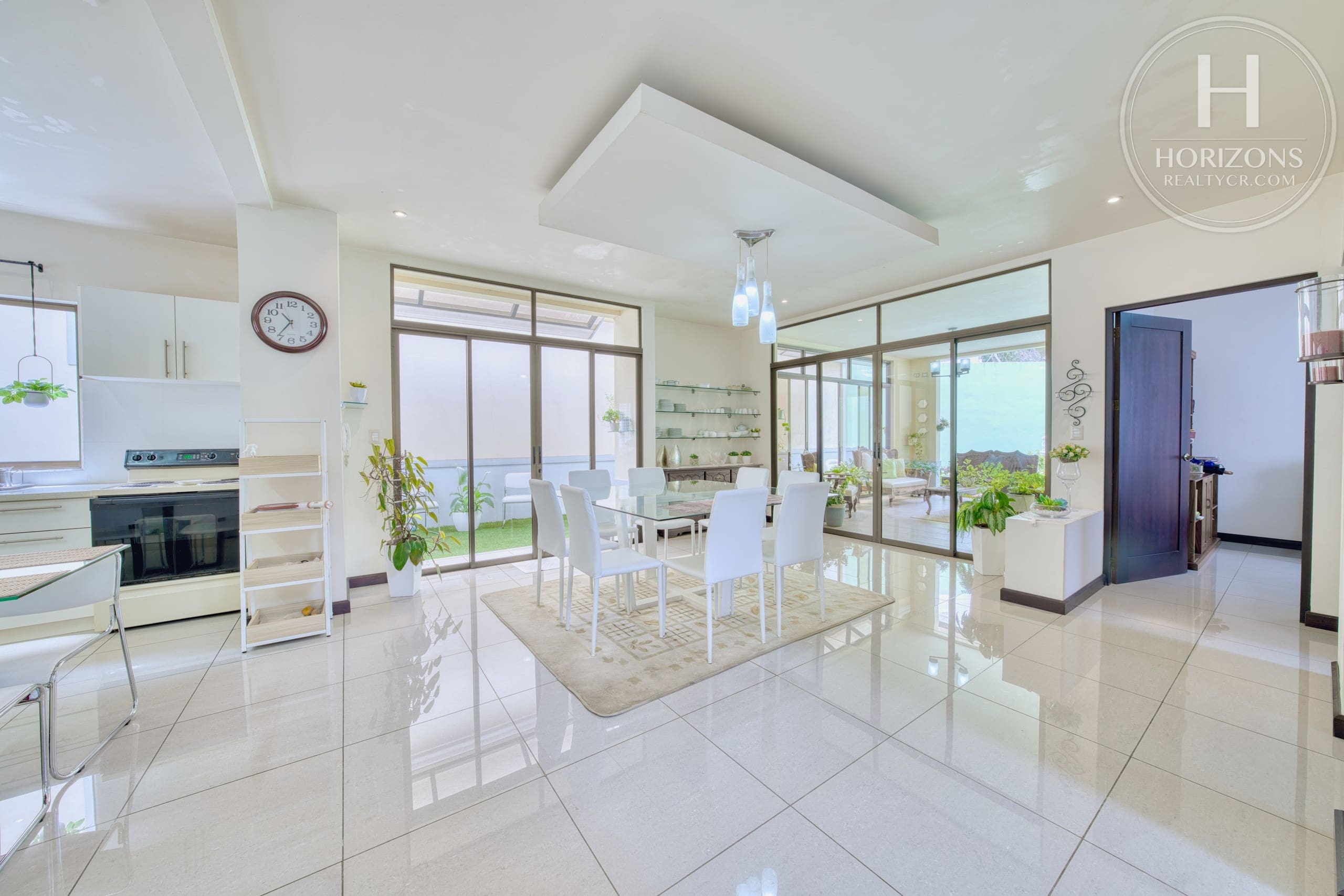 Casa con jardín en Residencial Altamonte Curridabat - cocina y comedor 1