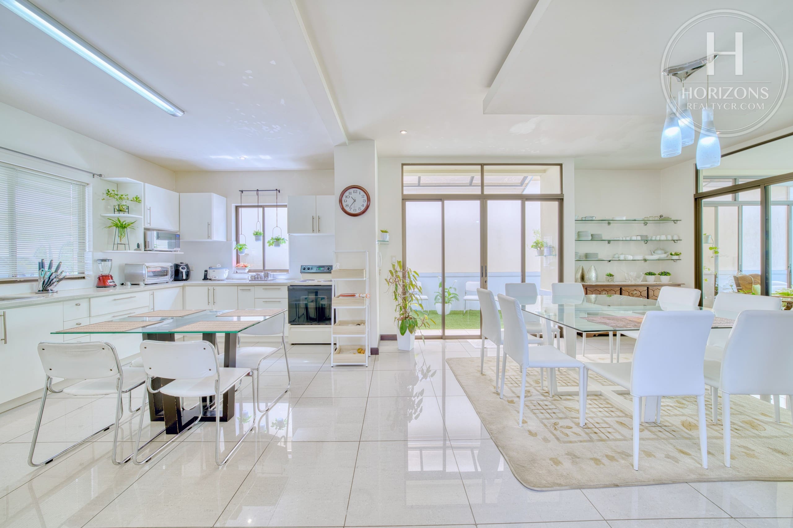 Casa con jardín en Residencial Altamonte Curridabat - cocina y comedor 2