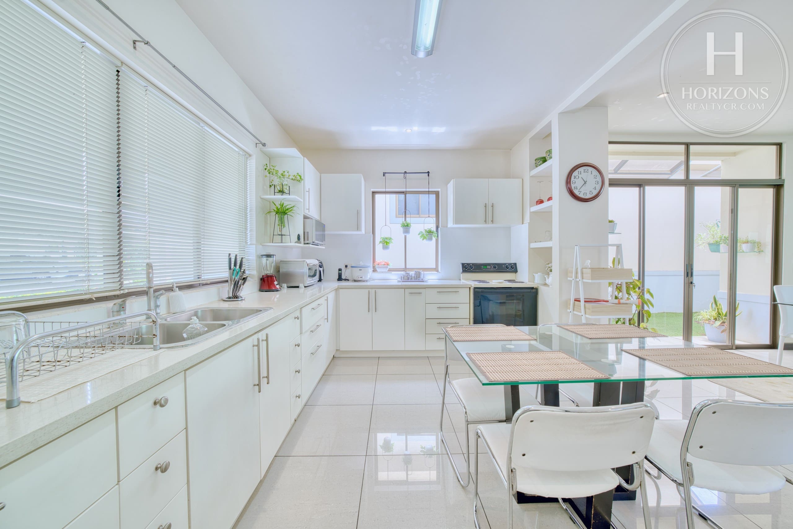 Casa con jardín en Residencial Altamonte Curridabat - cocina