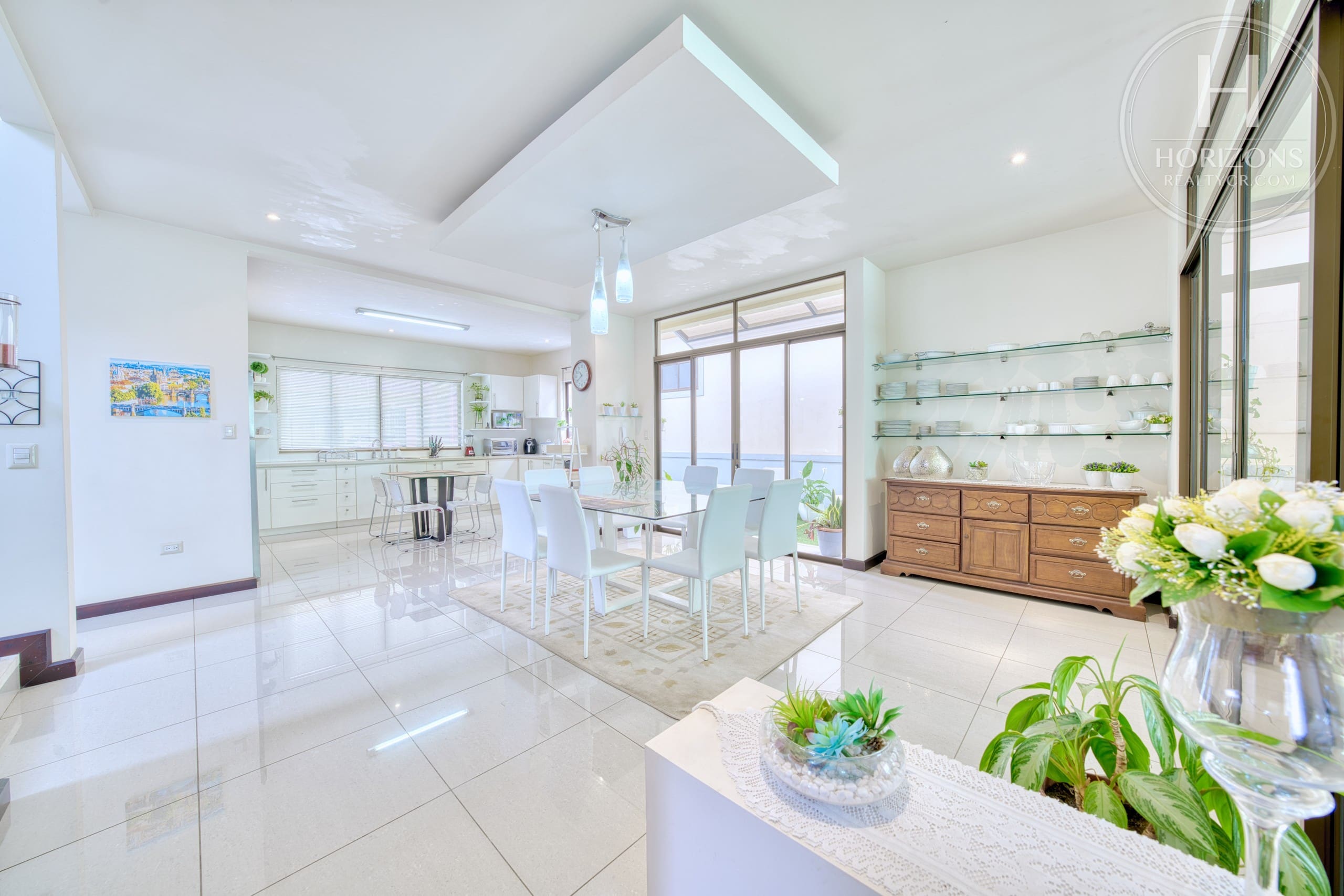 Casa con jardín en Residencial Altamonte Curridabat - comedor con aparador