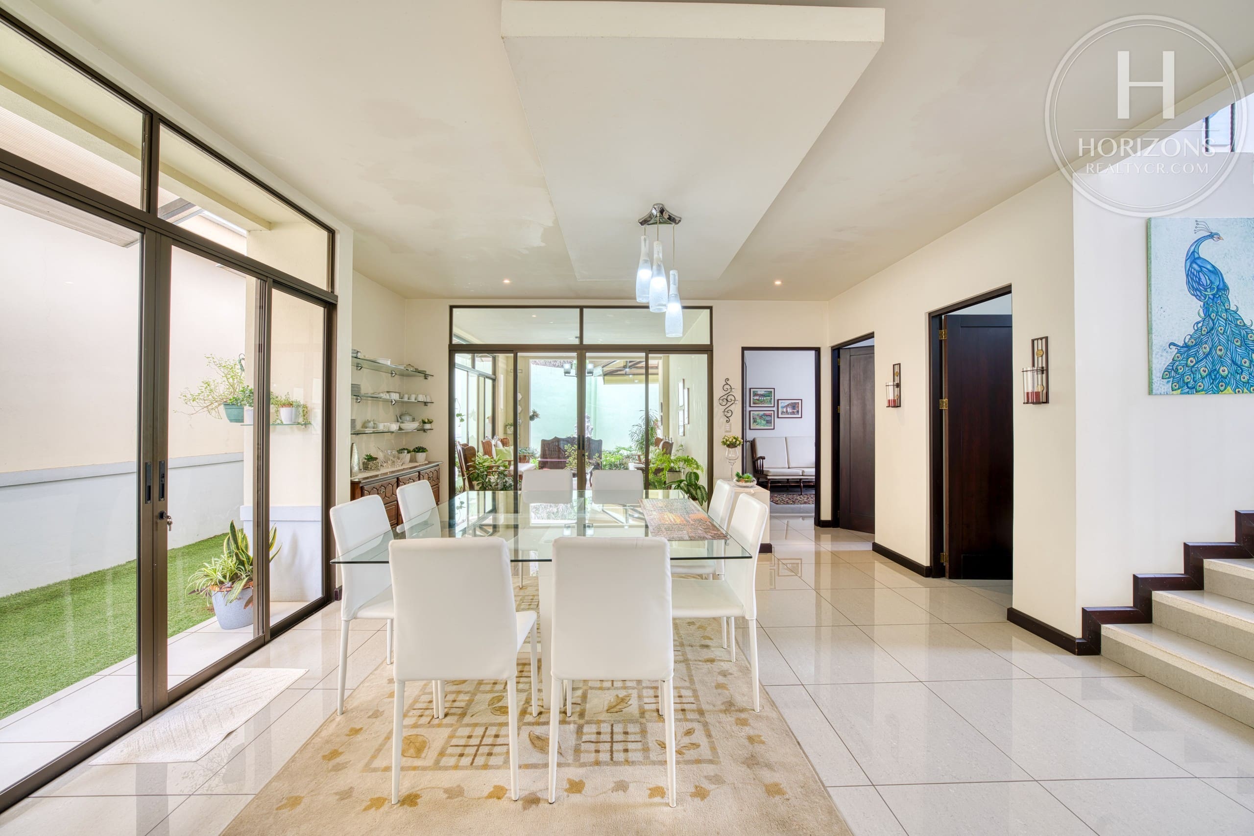 Casa con jardín en Residencial Altamonte Curridabat - comedor con puertas corredizas