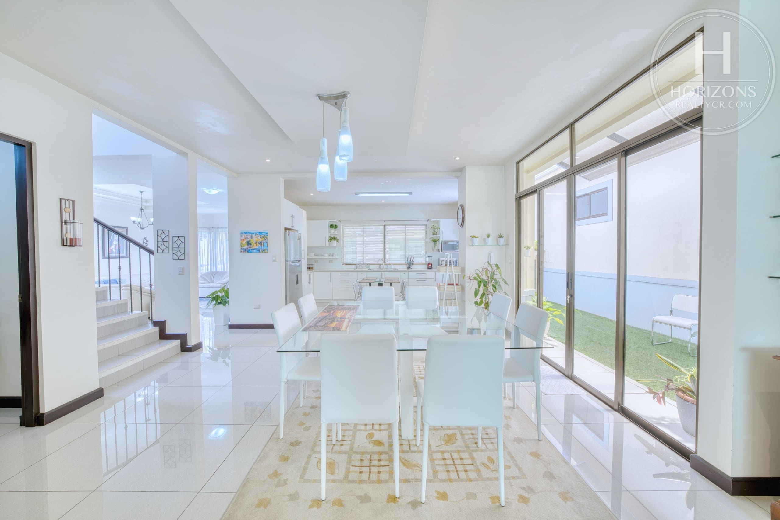 Casa con jardín en Residencial Altamonte Curridabat - comedor y cocina