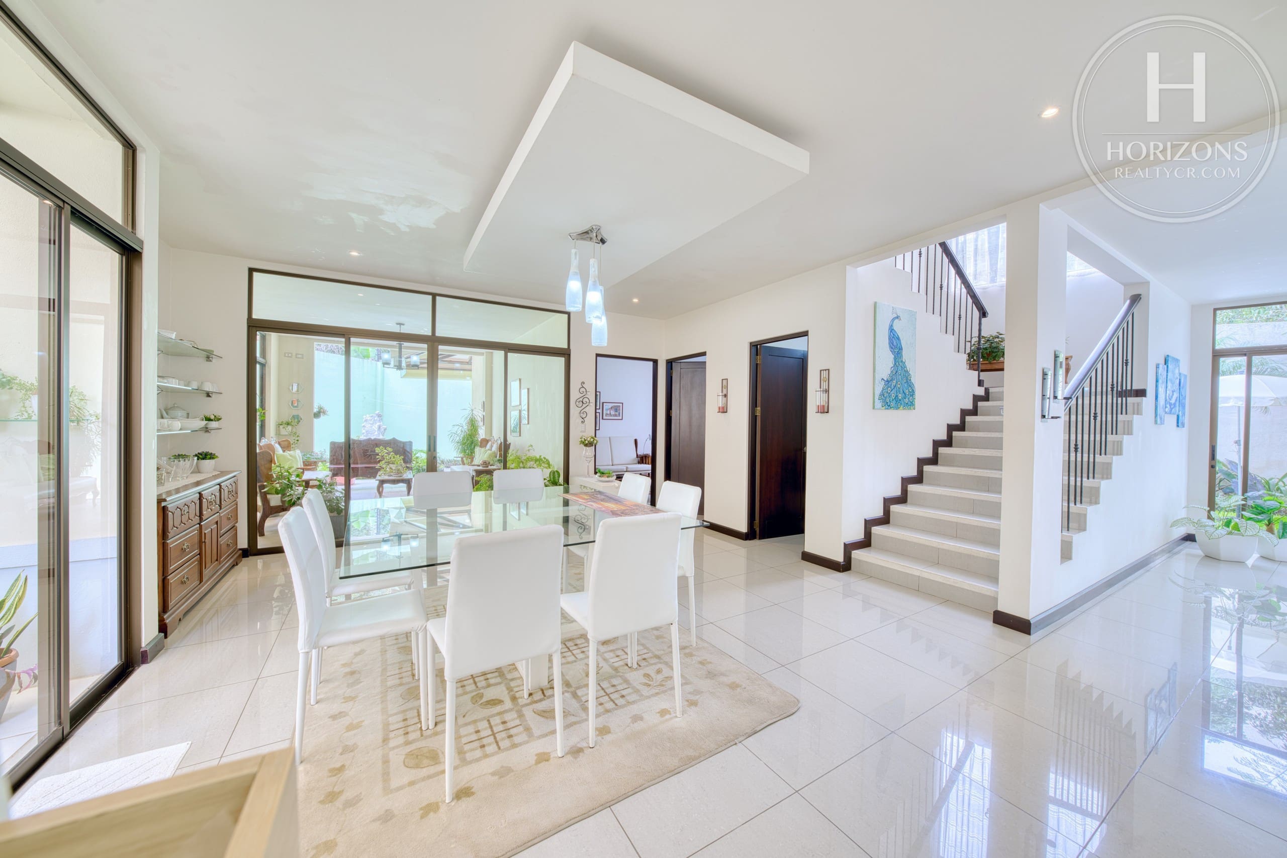 Casa con jardín en Residencial Altamonte Curridabat - comedor y escalera