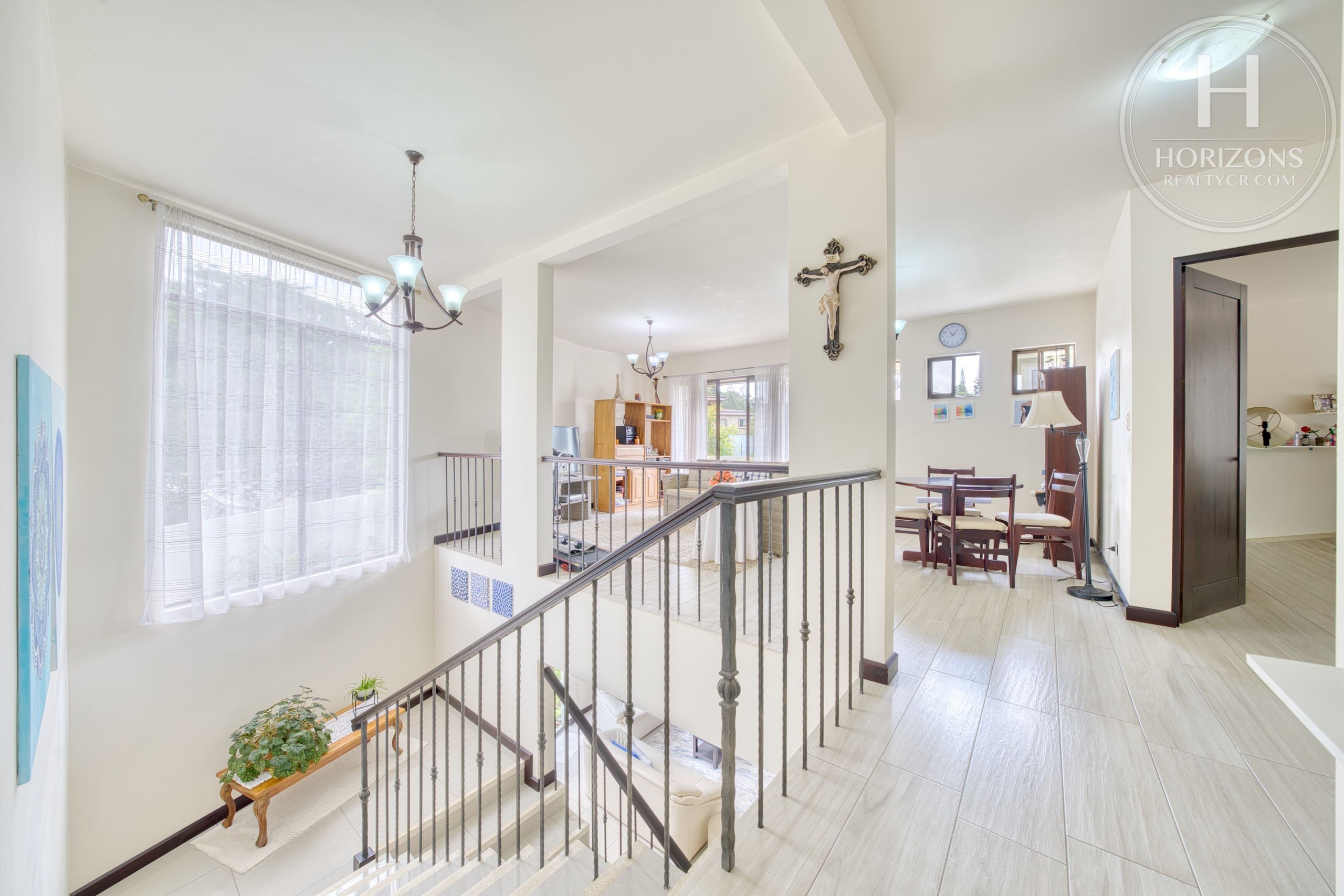 Casa con jardín en Residencial Altamonte Curridabat - escalera y pasillo segundo nivel