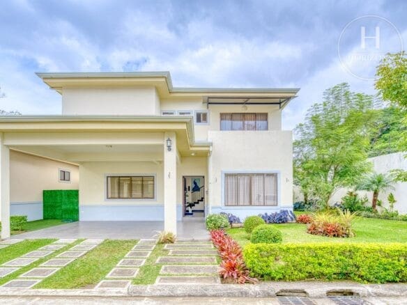 Casa Con Jardín En Residencial Altamonte Curridabat - Fachada Principal