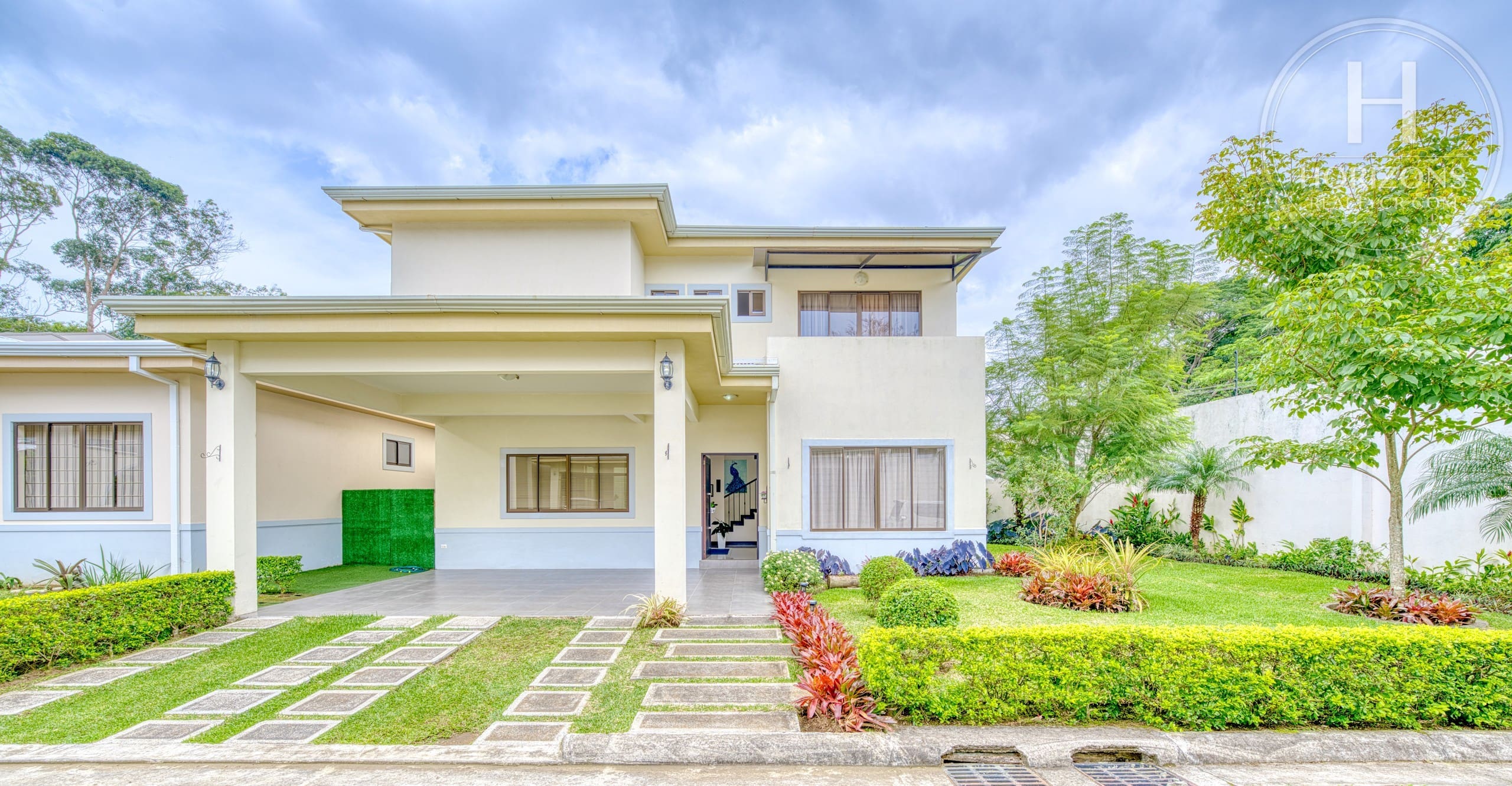 Casa con jardín en Residencial Altamonte Curridabat - fachada principal
