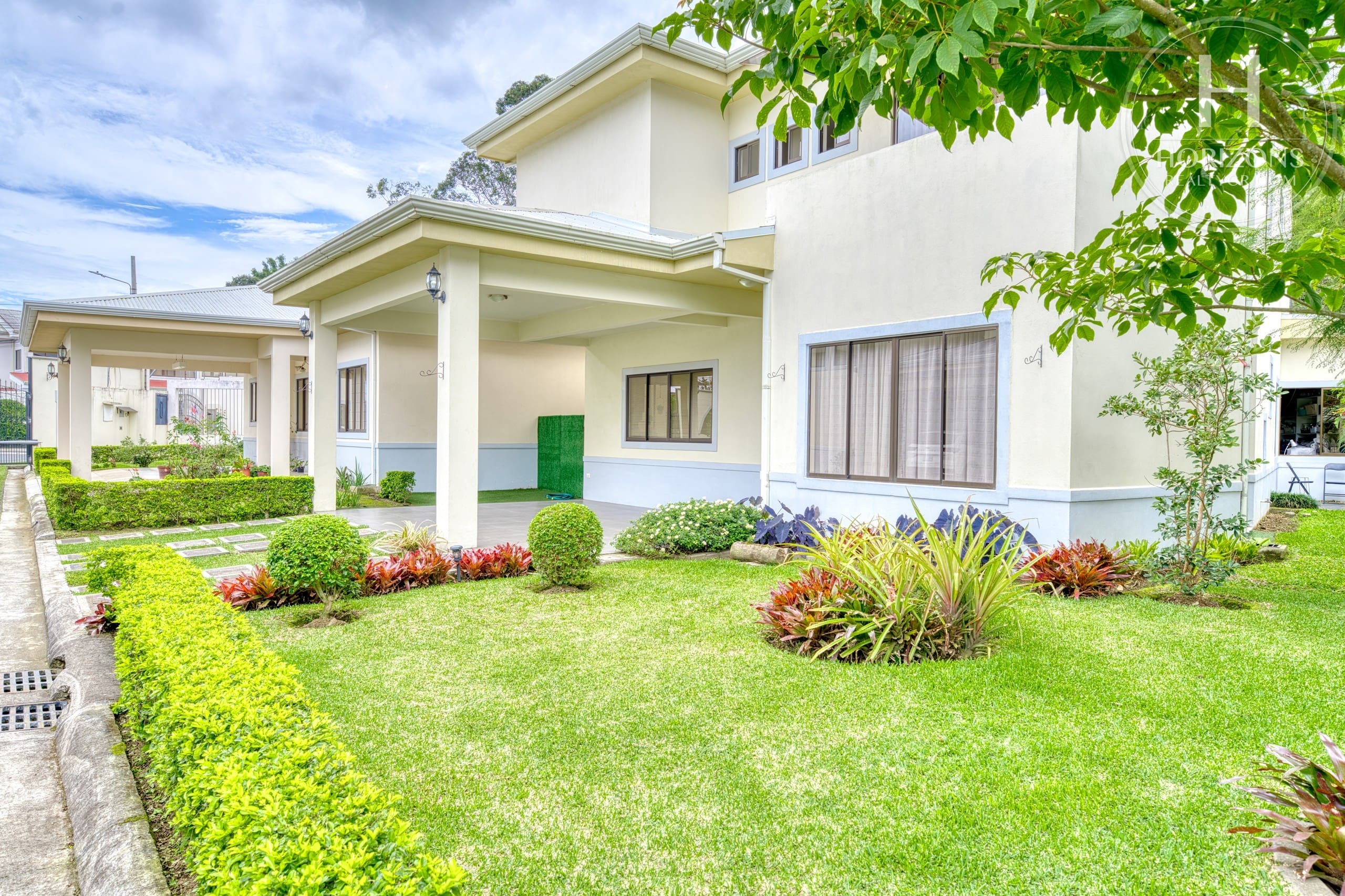 Casa con jardín en Residencial Altamonte Curridabat - fachada y jardín