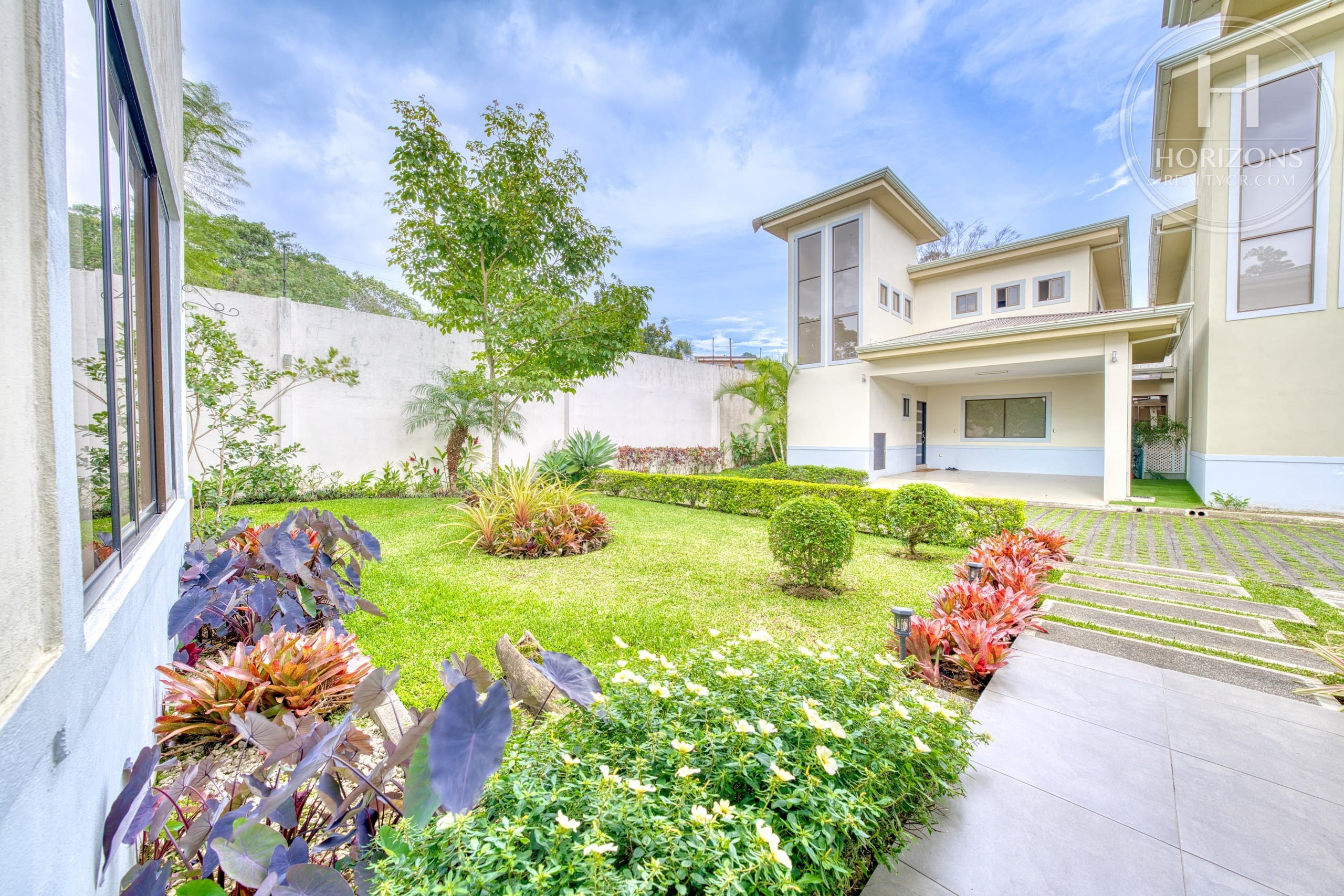 Casa con jardín en Residencial Altamonte Curridabat - jardín frontal 1