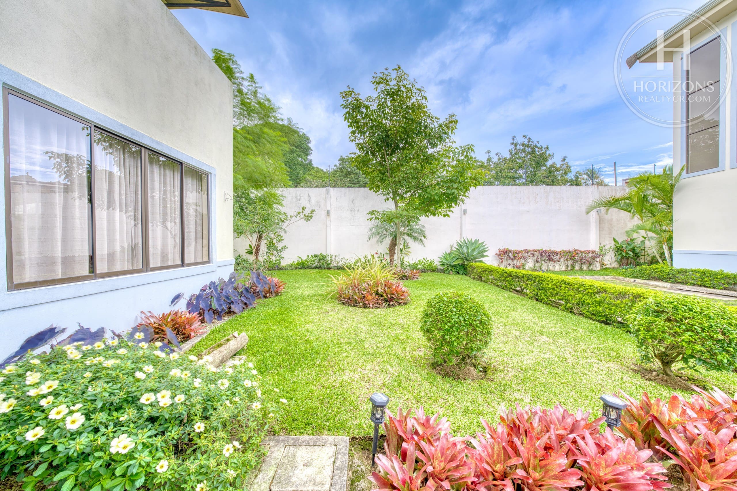 Casa con jardín en Residencial Altamonte Curridabat - jardín frontal 2