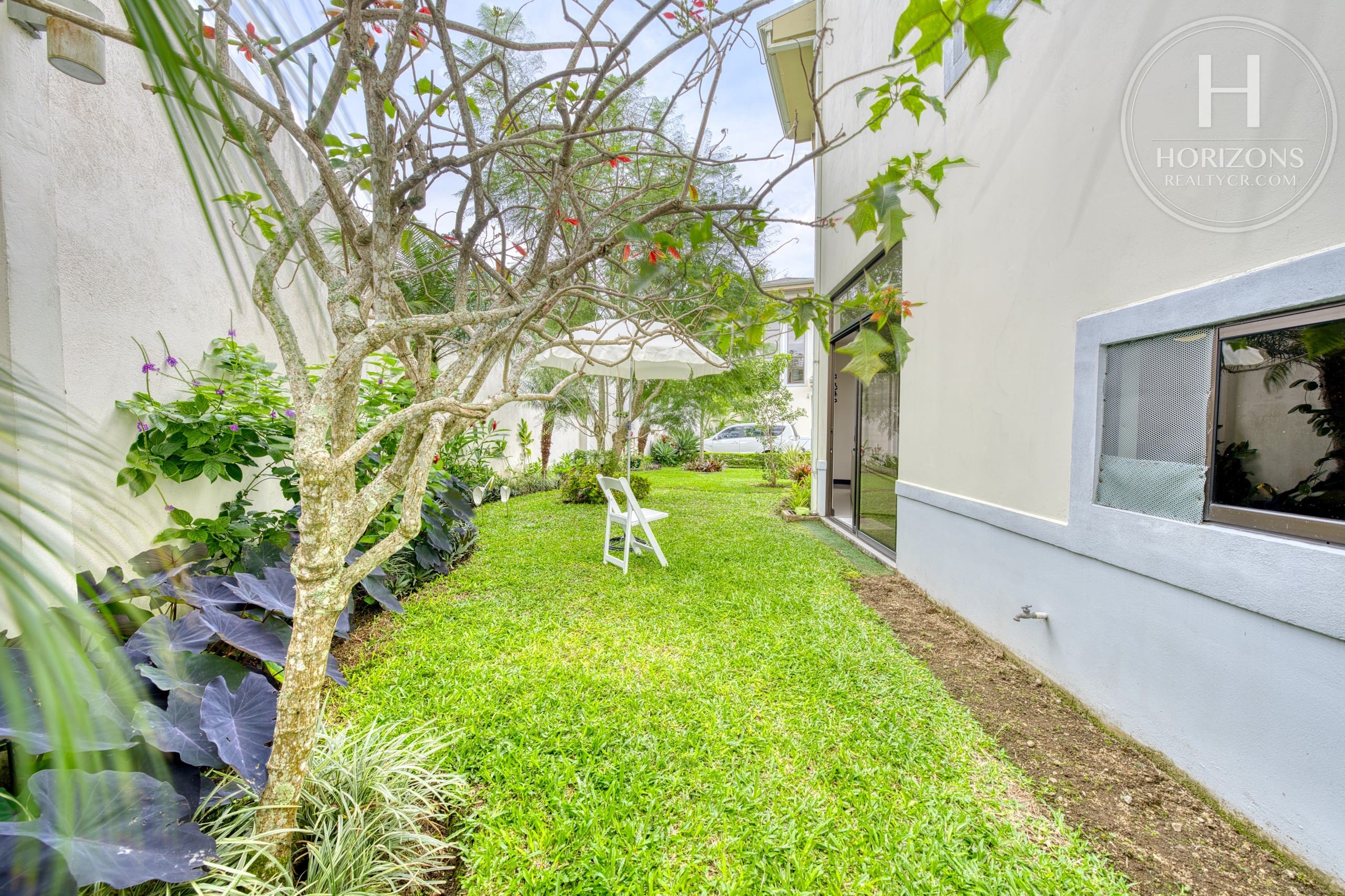 Casa con jardín en Residencial Altamonte Curridabat - jardín lateral 1