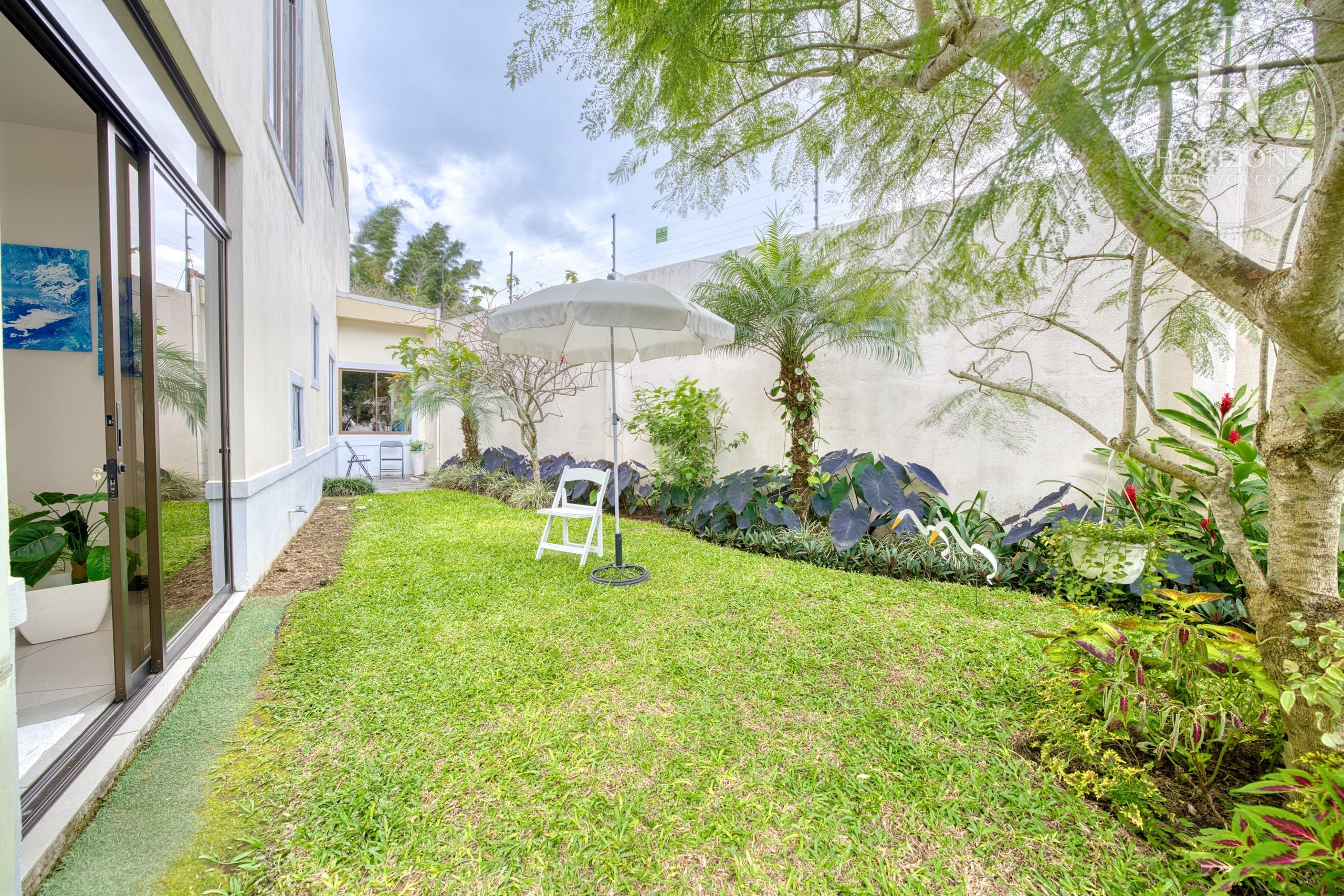 Casa con jardín en Residencial Altamonte Curridabat - jardín lateral 2
